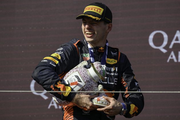 Max Verstappen trofeo roto Hungría / Foto: EFE - Zsolt Czegledi