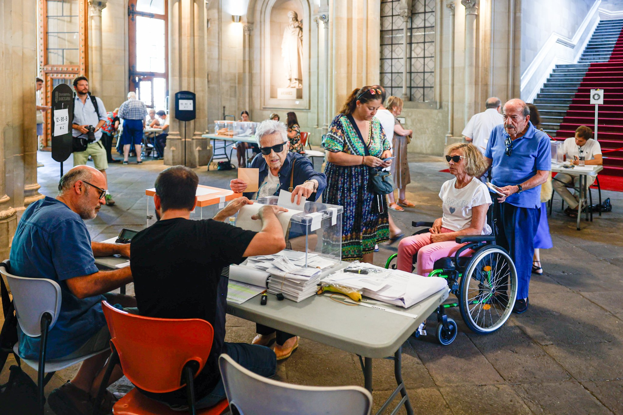 Comencen els sortejos per escollir els 75.000 participants de les 8.000 meses electorals del 12-M