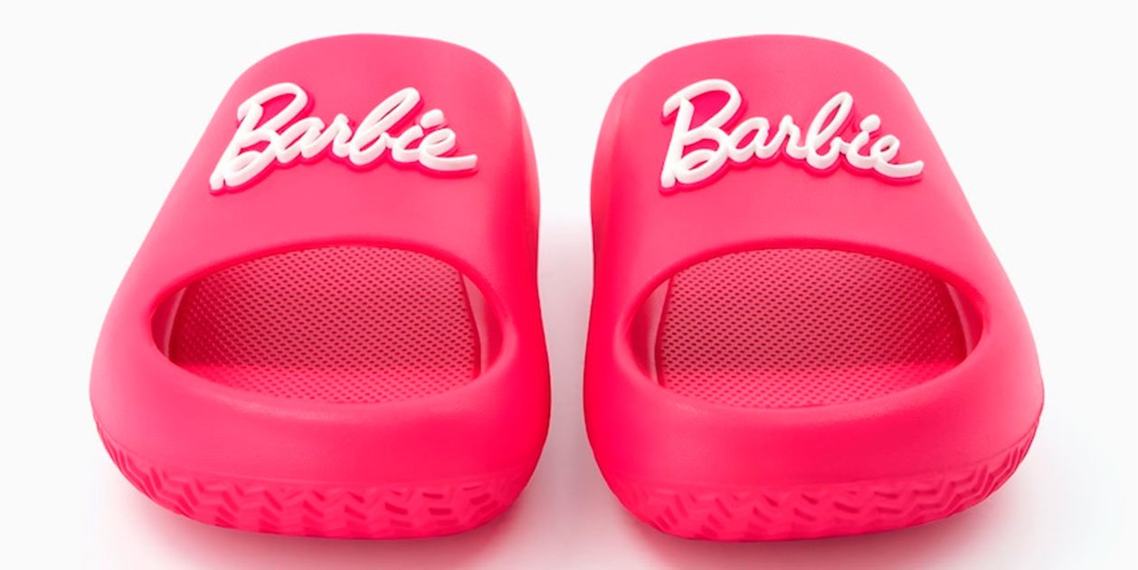 La sandàlia plana de goma de Barbie està batent rècords a Bershka
