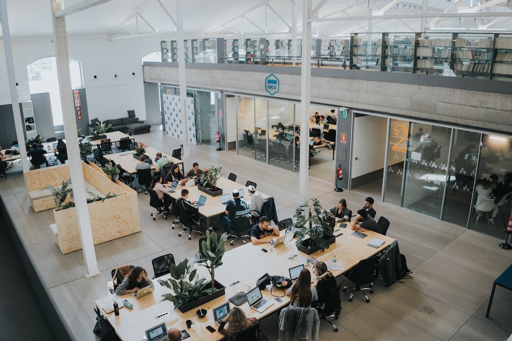 La consultora Michael Page y la escuela de formación tecnológica Ironhack activan un programa de becas