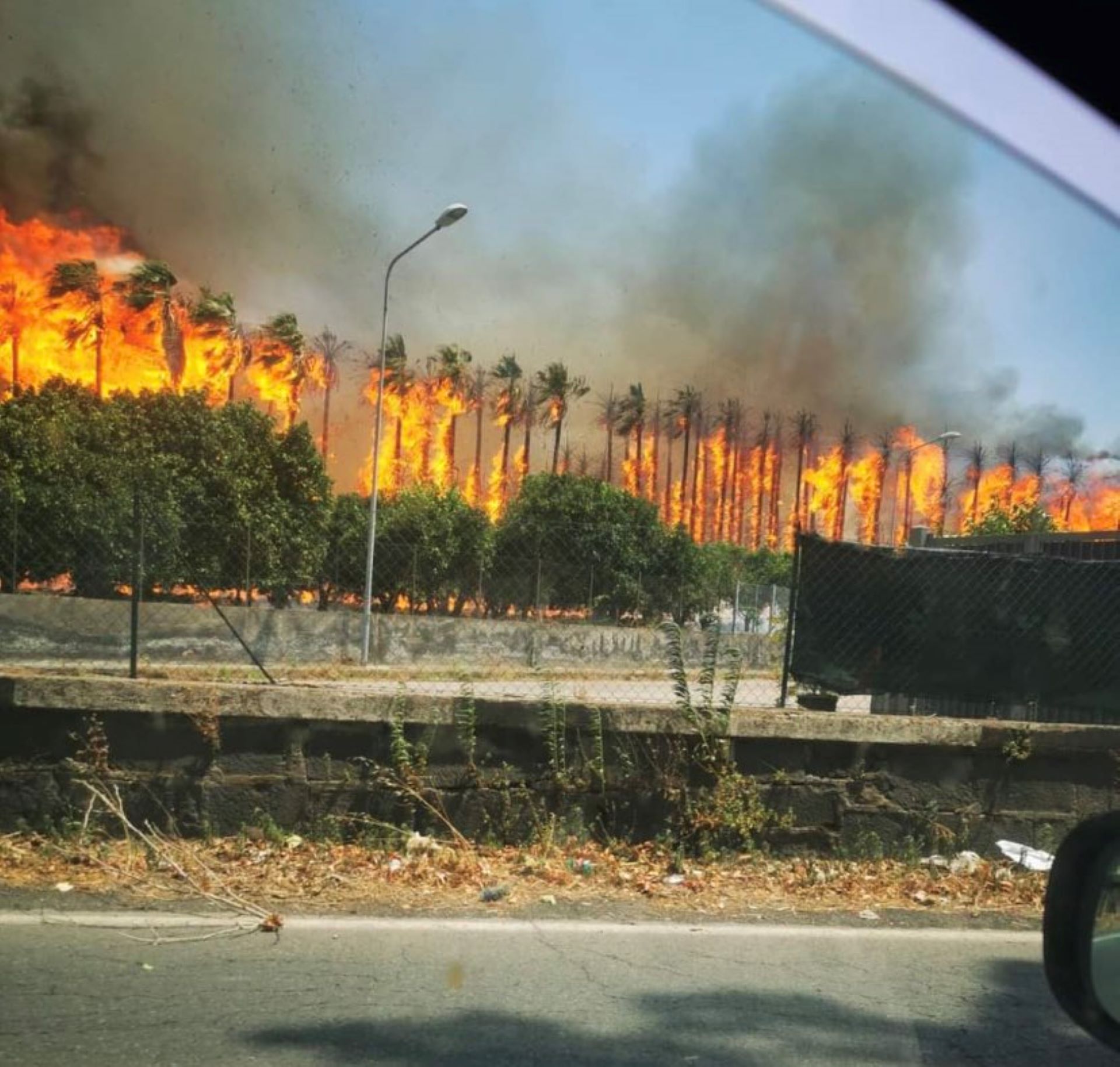 Itàlia s'enfronta a greus episodis climàtics: incendis a Sicília i tempestes a Milà