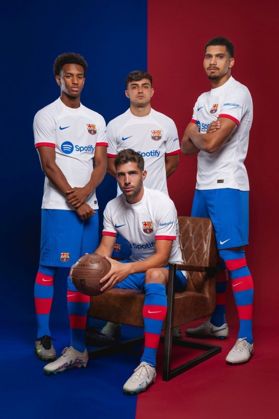 Alejandro Balde Pedri González Ronald Araujo Sergi Roberto Barça camiseta blanca / Foto: FC Barcelona