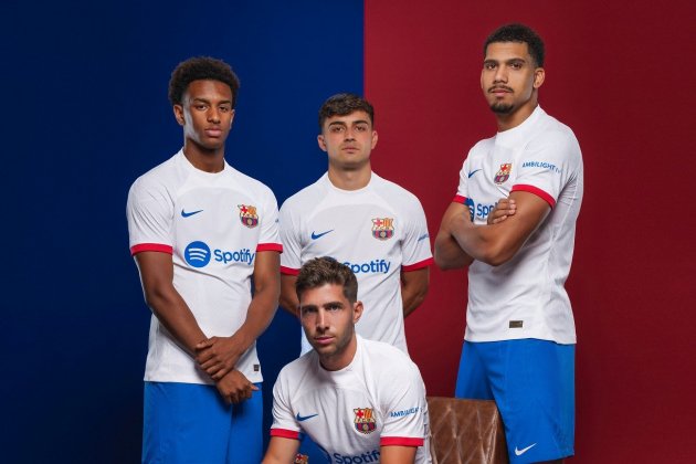 Alejandro Balde Pedri González Ronald Araujo Sergi Roberto Barça camiseta blanca / Foto: FC Barcelona Alejandro Balde Pedri González Ronald Araujo Sergi Roberto Barça camiseta blanca / Foto: FC Barcelona