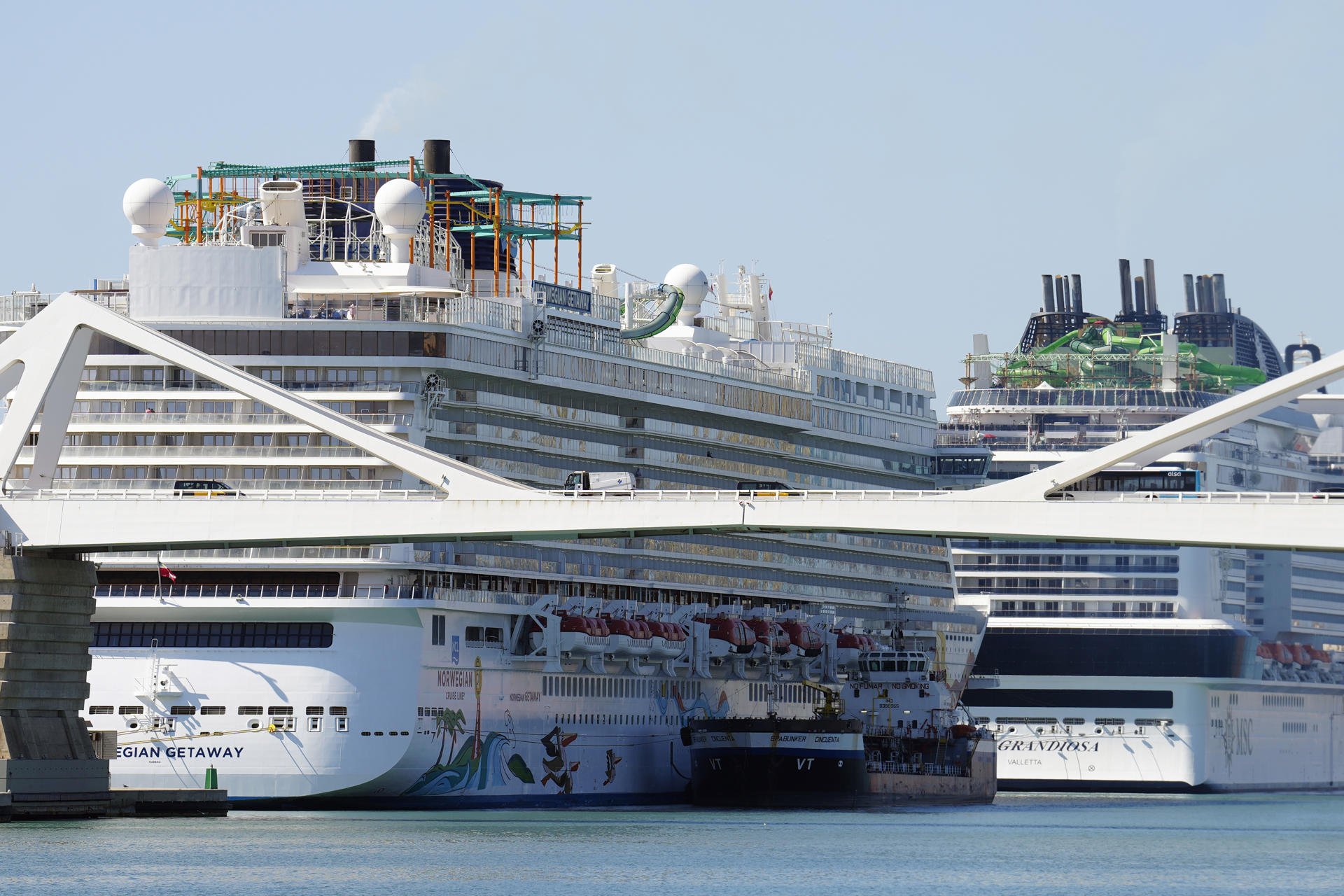 Comuns i PSC desencallen les ordenances fiscals de Barcelona amb un rebuig explícit a més terminals de creuers
