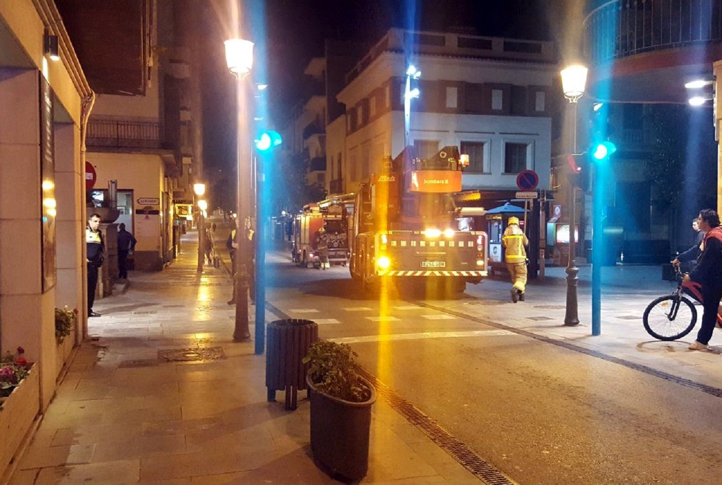 Quatre persones intoxicades per inhalació de fum en un incendi a Blanes