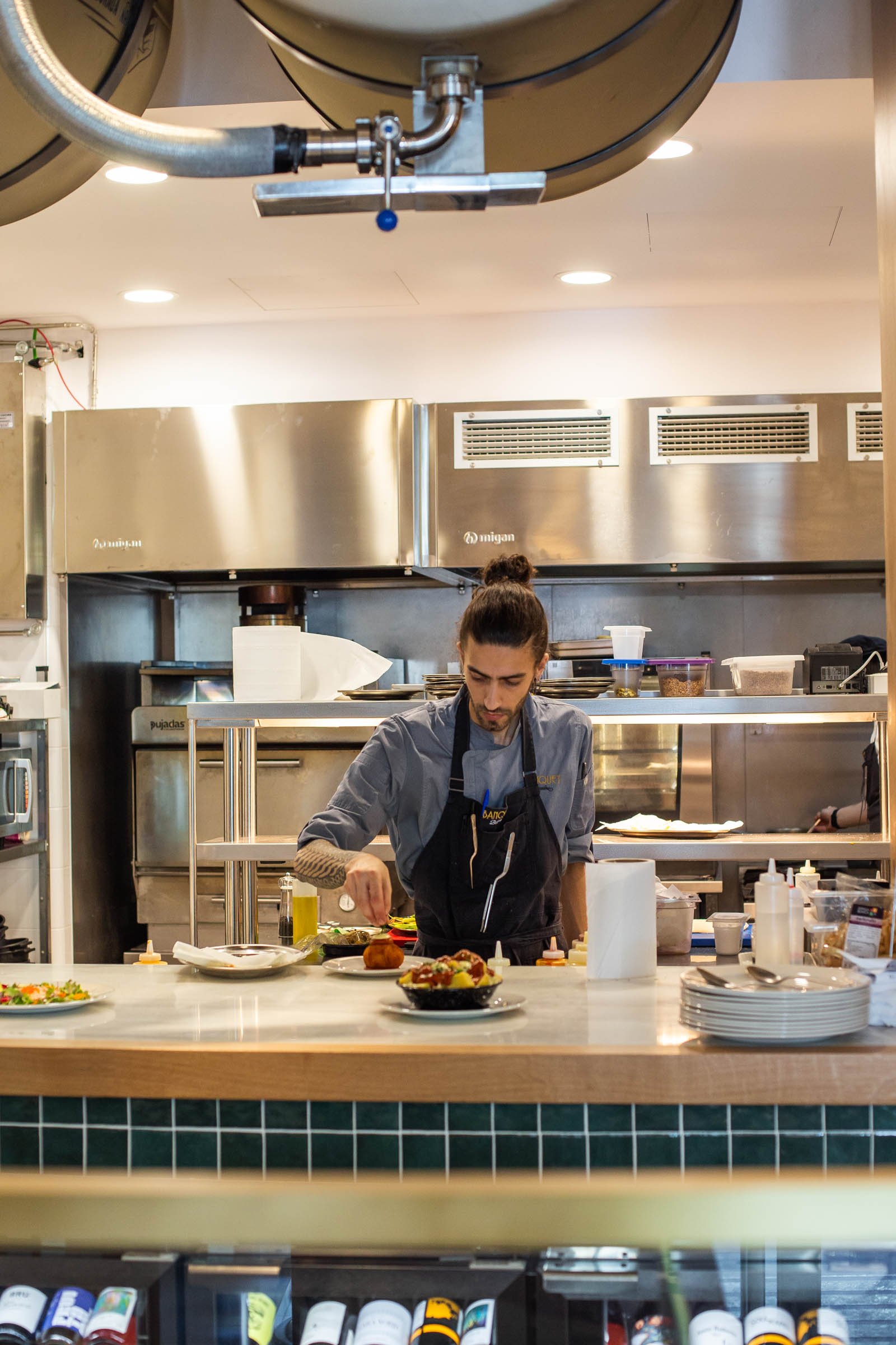 El restaurante de Barcelona donde te darás un banquete de cocina popular sin florituras y con chup-chup