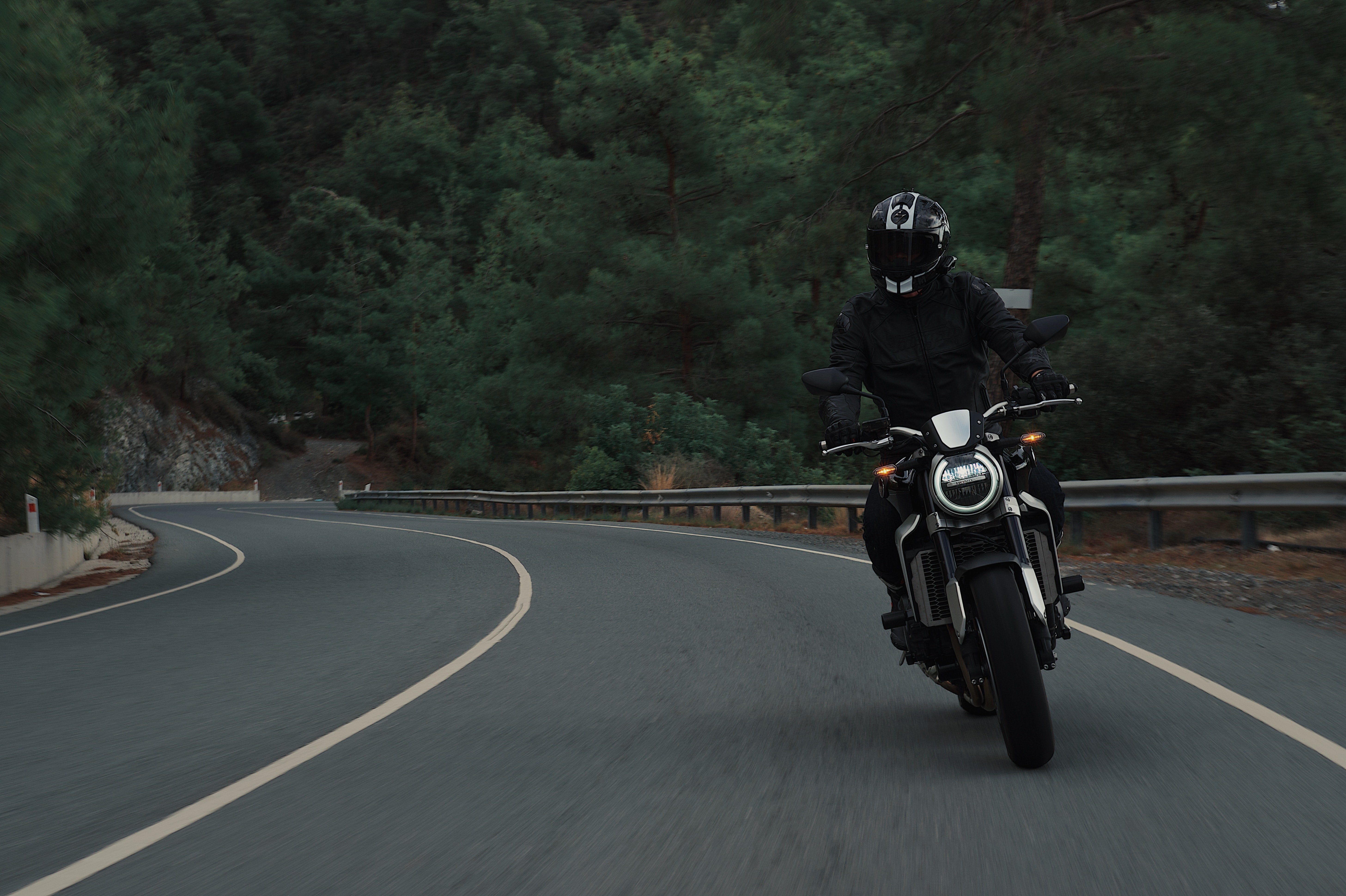 Así es MC1, el casco de moto español que envía mensajes de emergencia en  caso de accidente