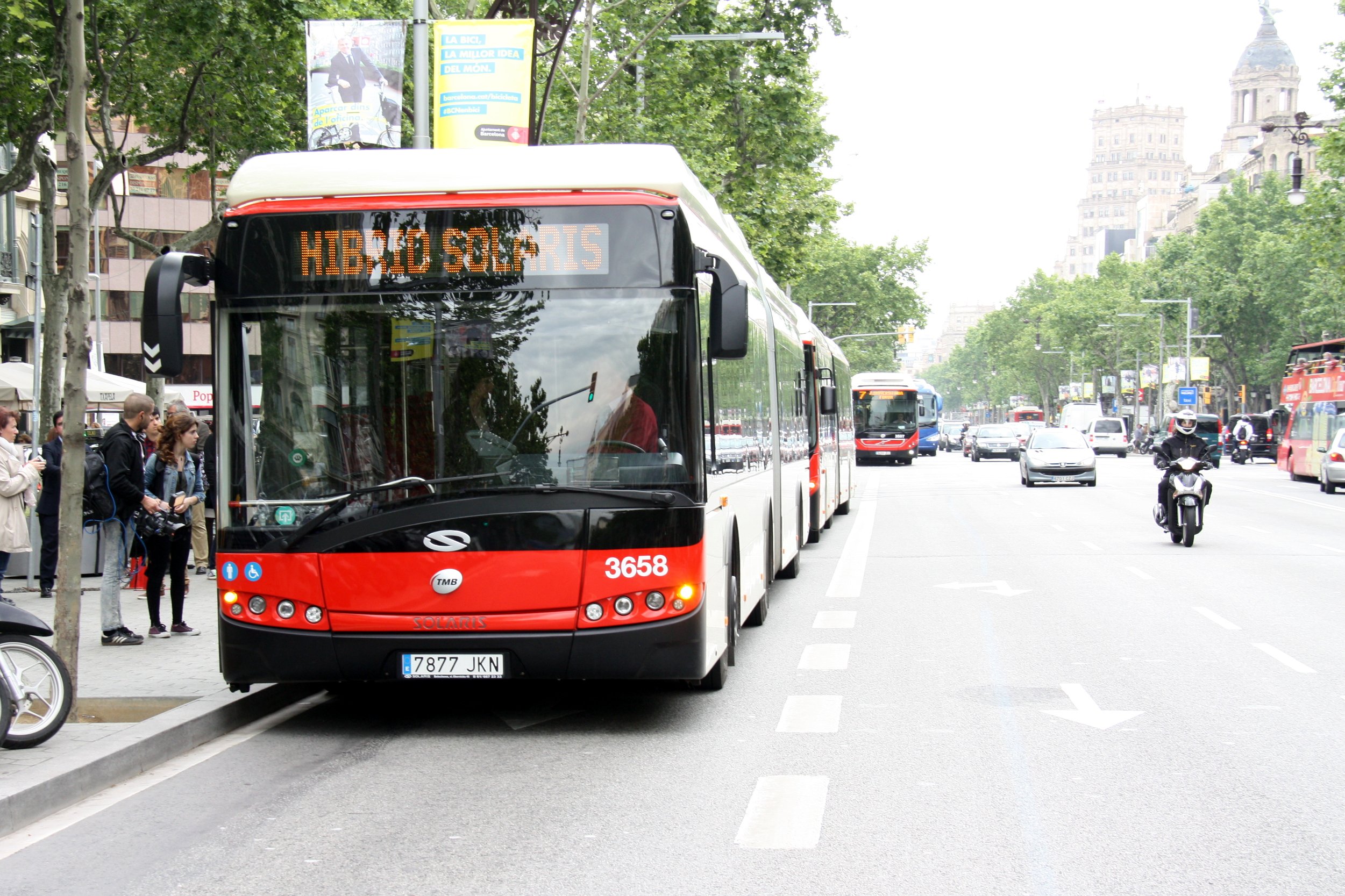 Un autobús de TMB huye después de atropellar a un hombre mayor