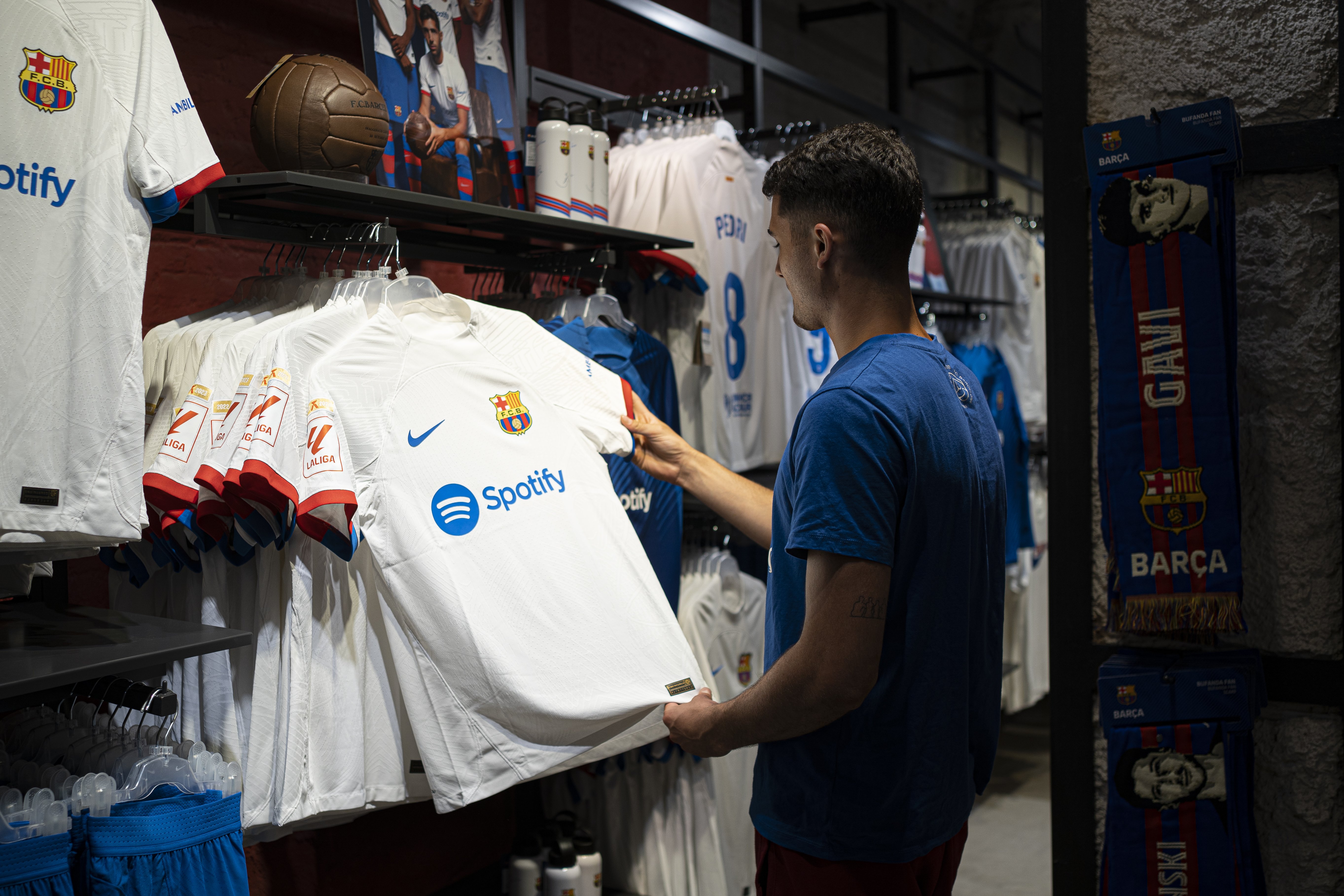 El Barça pasa del blanco al negro: se revela la segunda camiseta de la temporada 2024/25