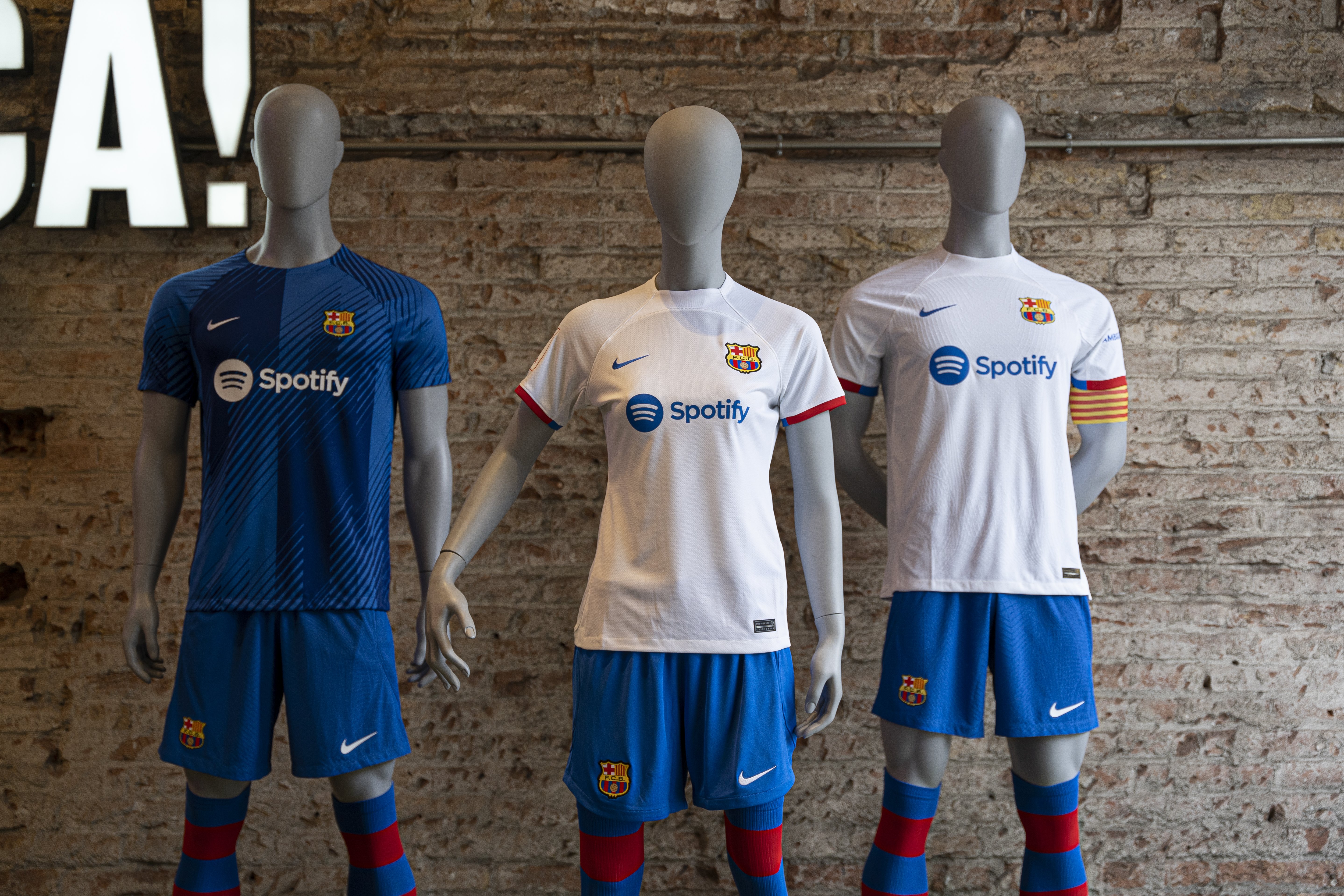 El Barça presenta la seva nova i trencadora samarreta: blanca i recordant Johan Cruyff