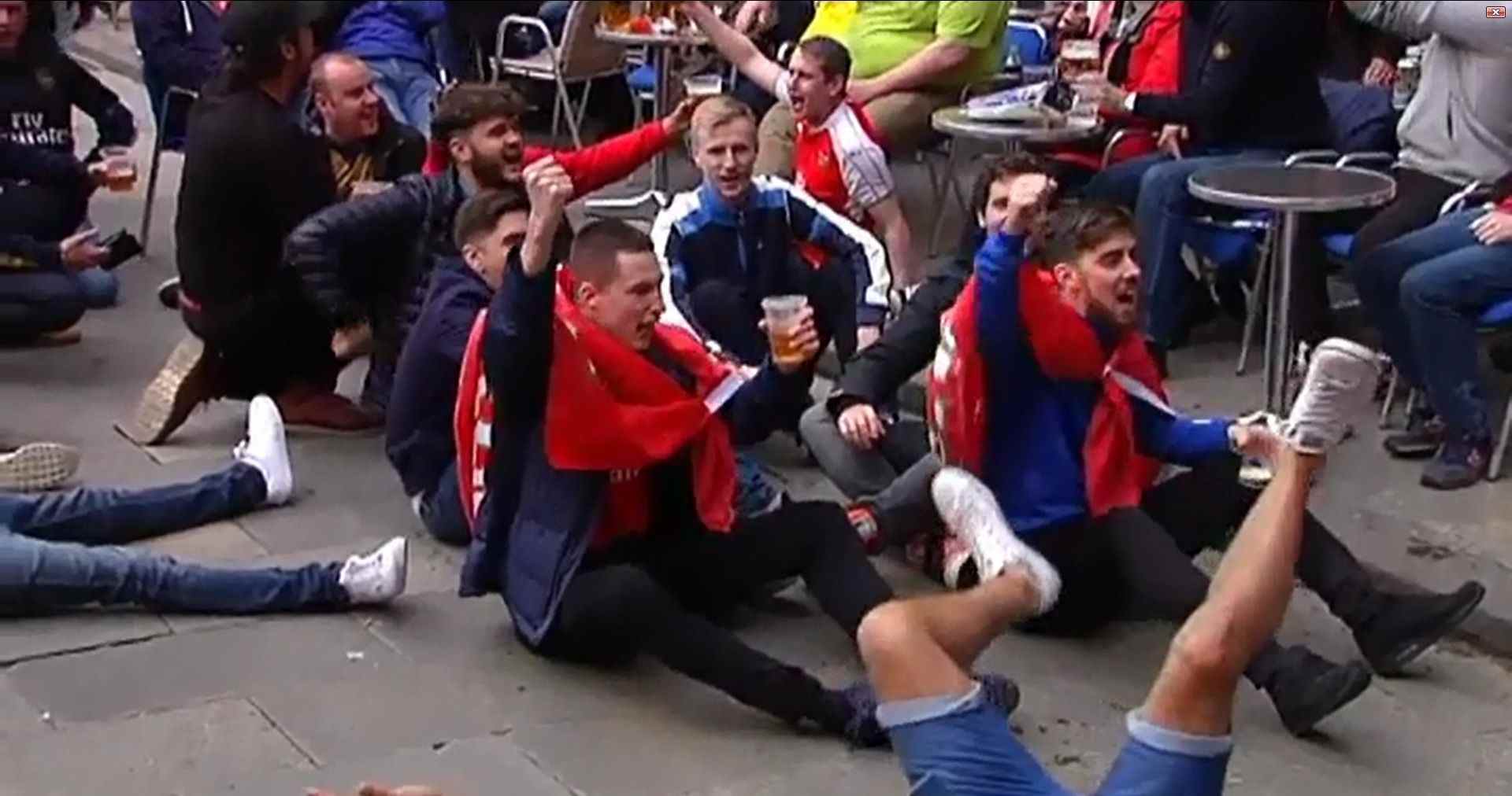'Hooligans' del Arsenal se mofan de indigentes en Barcelona