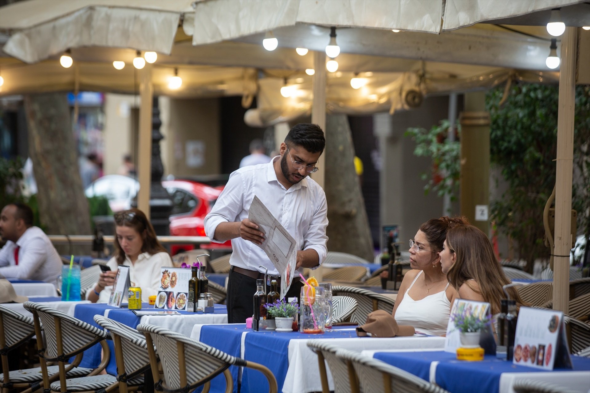 ¿Te pueden cobrar el hielo del café con hielo? Las cosas que hacen los restaurantes y no son legales