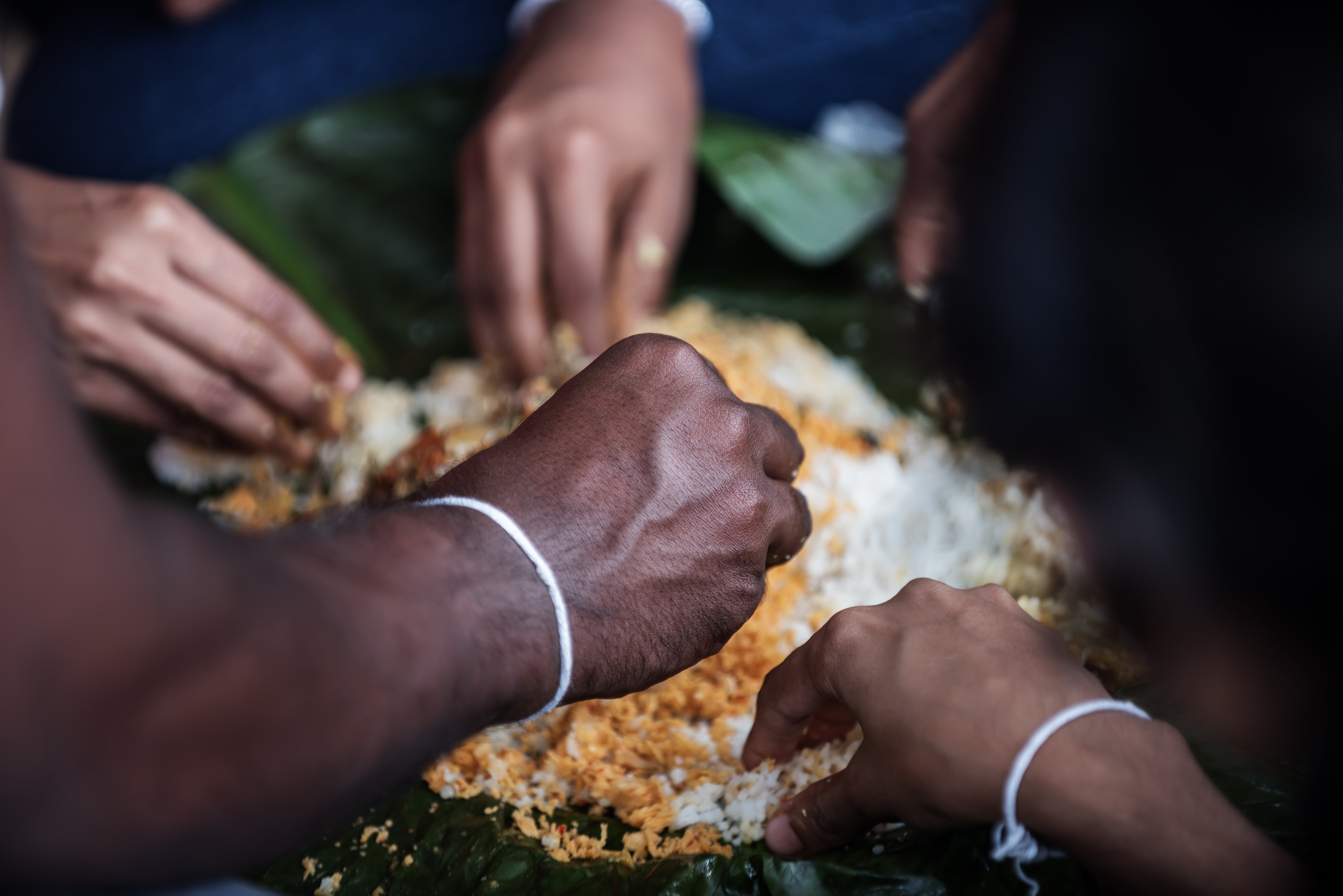 Olvídate de los cubiertos: comer con las manos es sensual, saludable y pedagógico