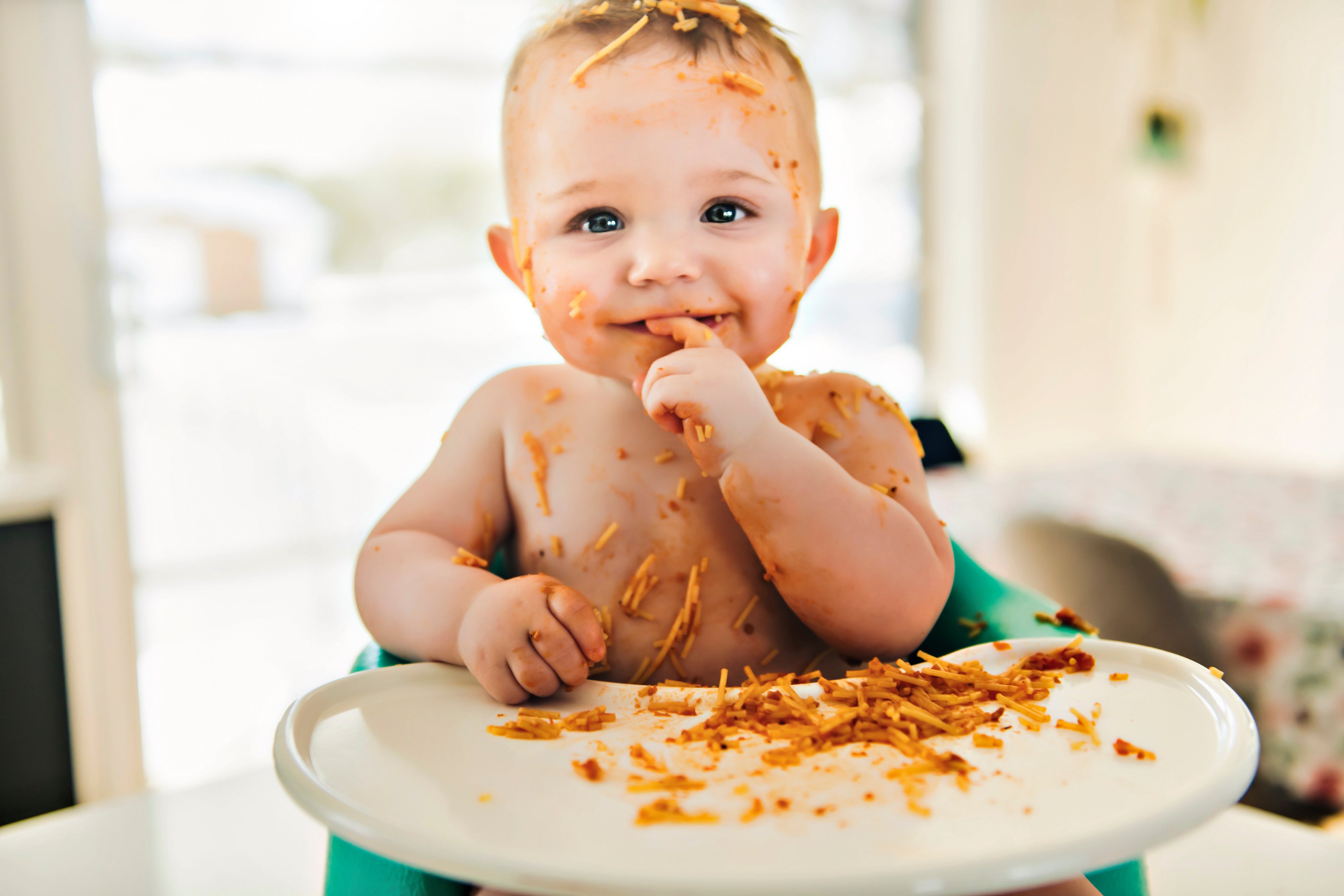 NIÑO COMIENDO AMB LAS MANOS ADOBE STOCK