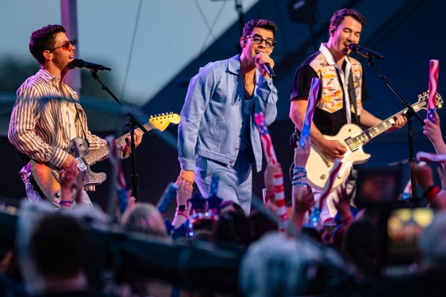 Jonas Brothers 4th of July Show Taping in Cleveland (51277060141) (1)