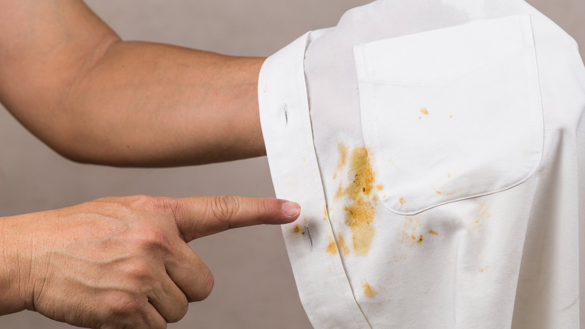 Cómo quitar las manchas de aceite o grasa de la ropa: te explicamos los mejores trucos