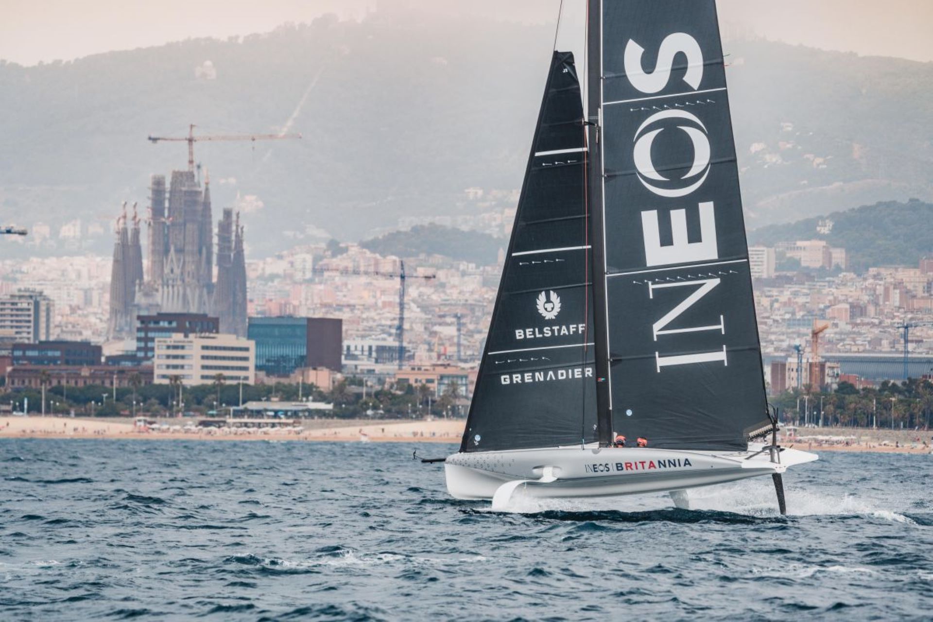 El equipo INEOS Britannia ya navega en aguas de Barcelona