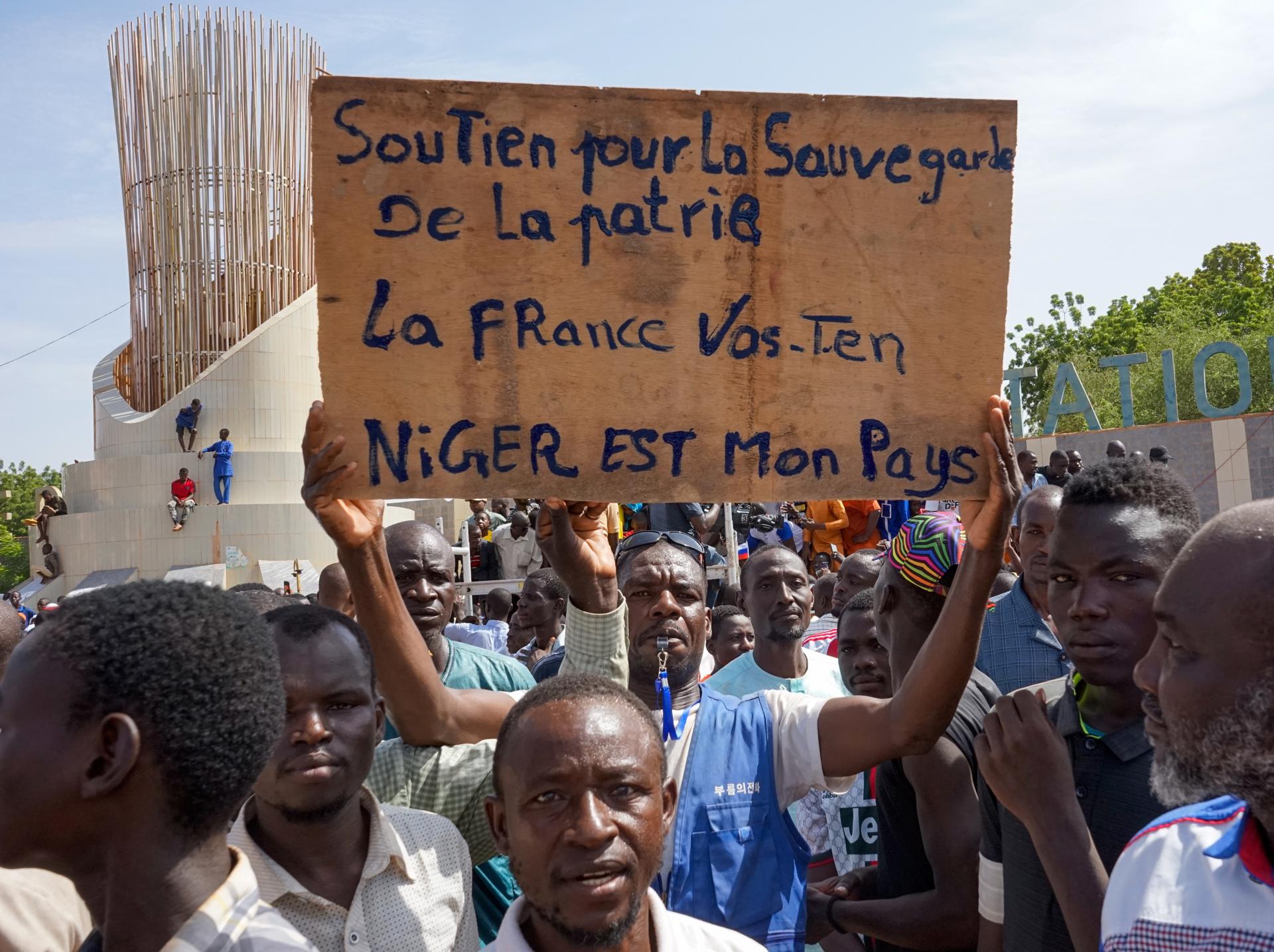 Un grupo de manifestantes intenta asaltar la embajada francesa en Níger