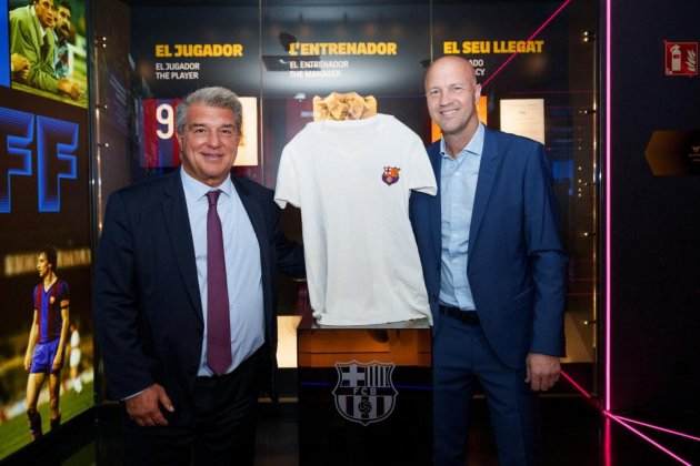 laporta jordi cruyff camiseta blanca johan / Foto: EFE laporta jordi cruyff camiseta blanca johan / Foto: EFE