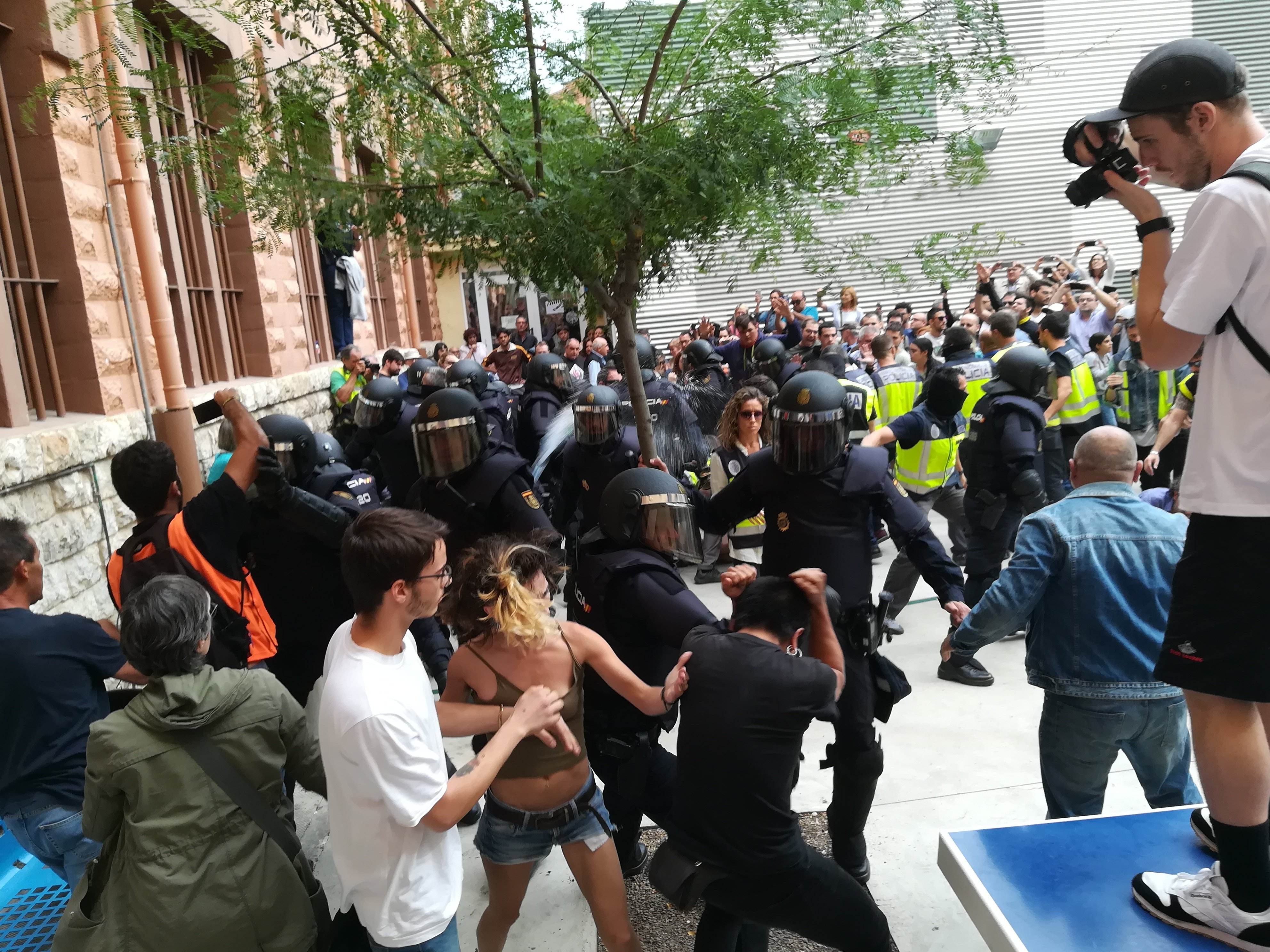 Tres policías más declaran hoy por las cargas de la escuela Àgora del 1-O