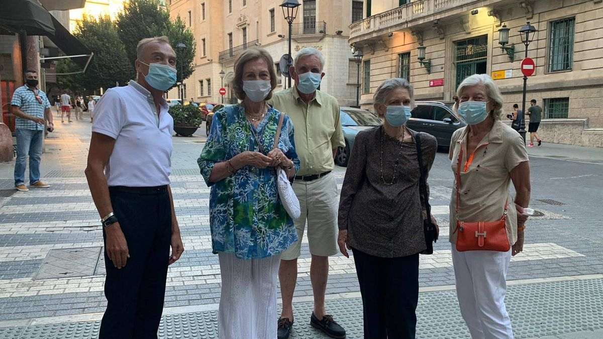 La reina Sofía acompañada pels seus amics La reina Sofía acompañada pels seus amics