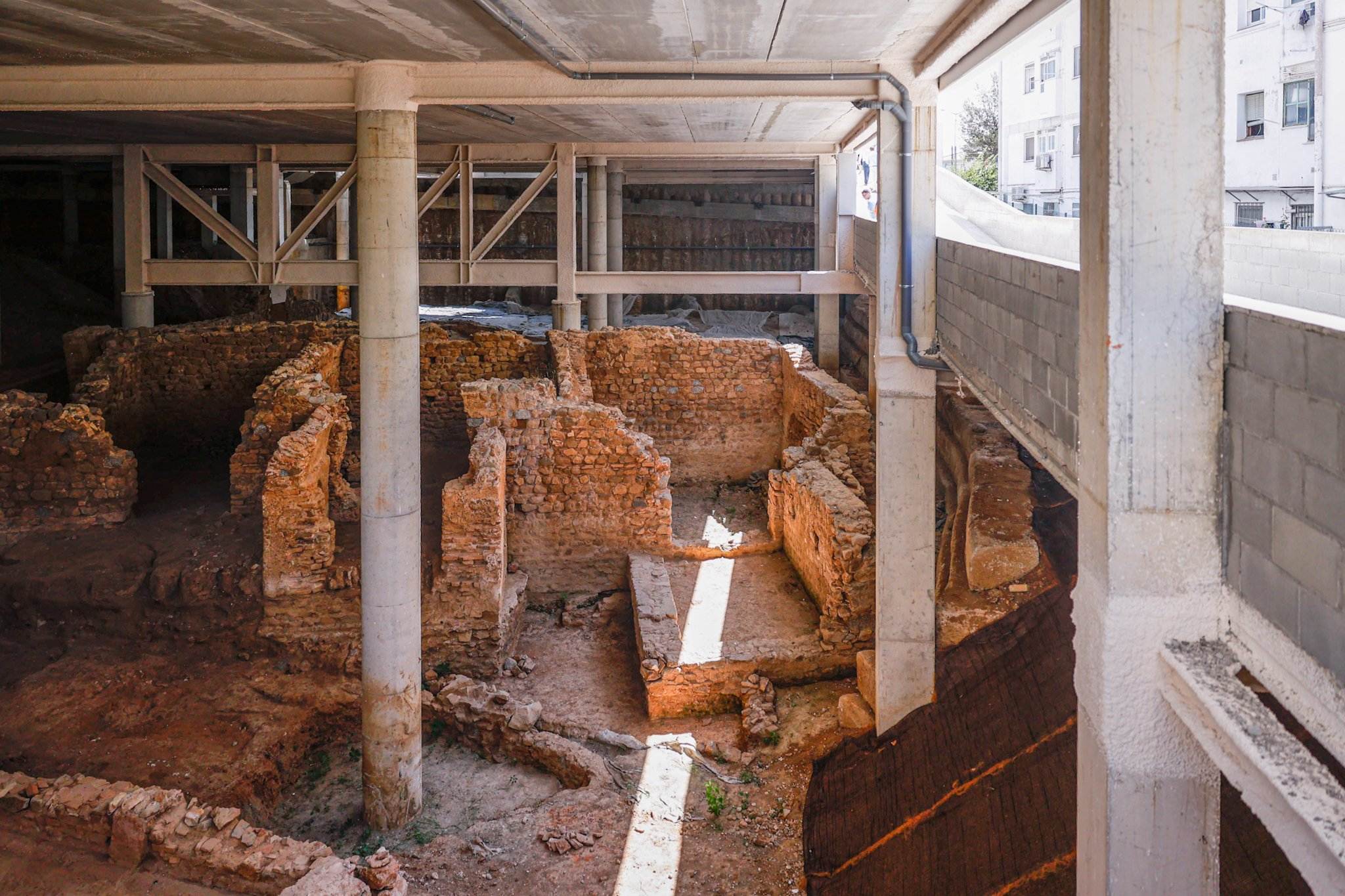 Supermercat a dalt i jaciment arqueològic a baix, així s’han "recuperat" unes restes romanes de Calella