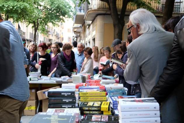 Sant Jordi gente puesto|chiringuito libros ACN