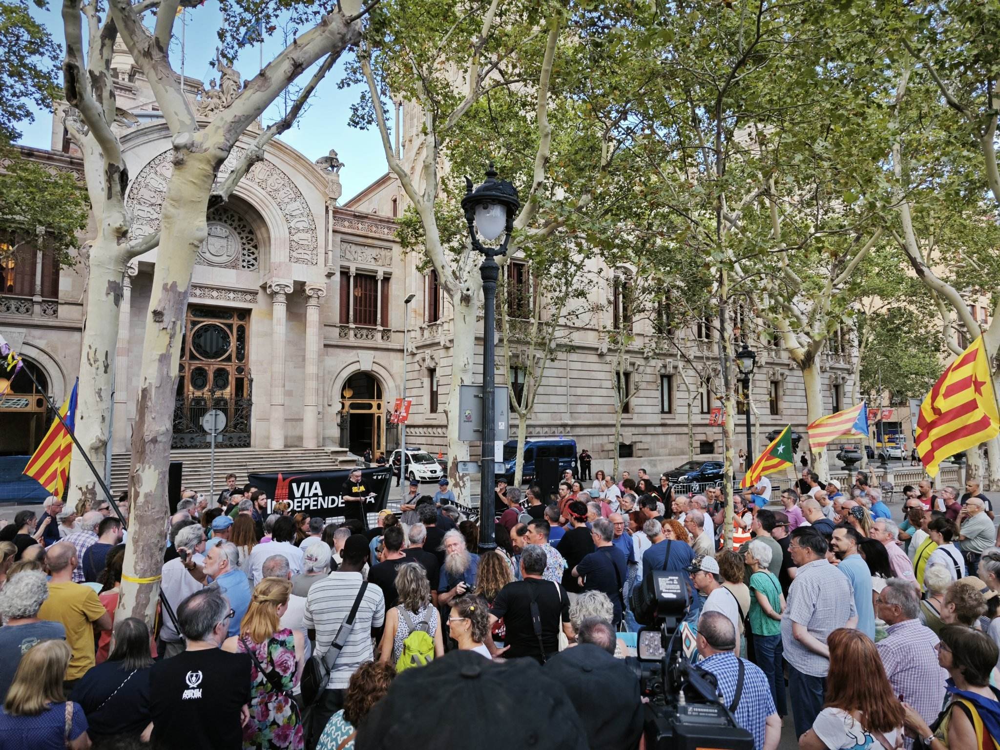 Centenares de personas se manifiestan delante del TSJC contra el encarcelamiento de Dani Gallardo