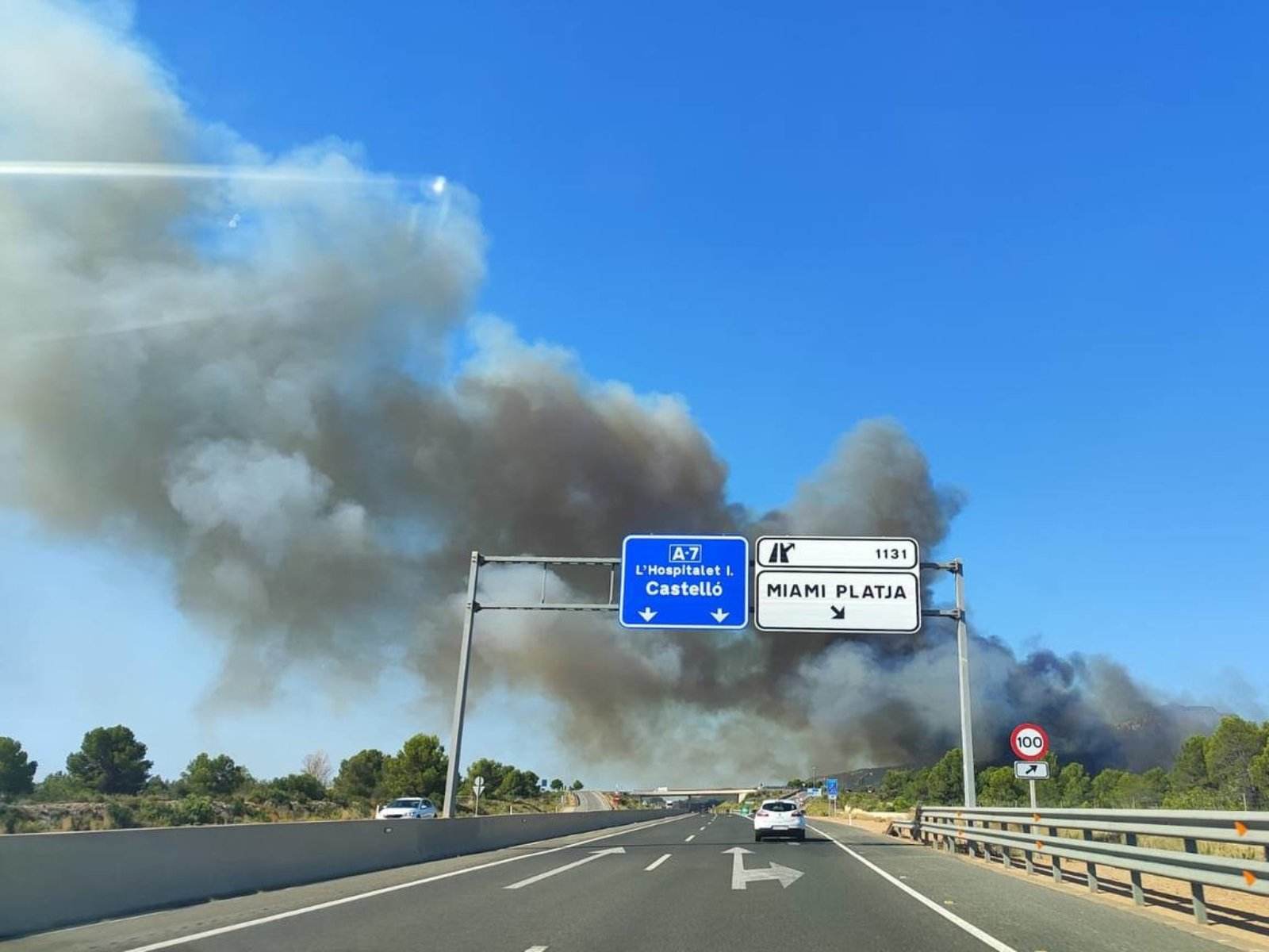 Controlado el incendio en Mont-roig del Camp que ha obligado a cortar la A-7 y a confinar dos urbanizaciones