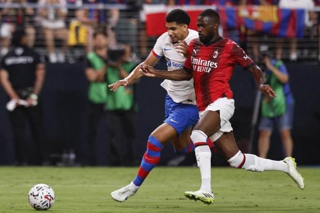 Ronald Araujo Barça Milan / Foto: EFE Ronald Araujo Barça Milan / Foto: EFE