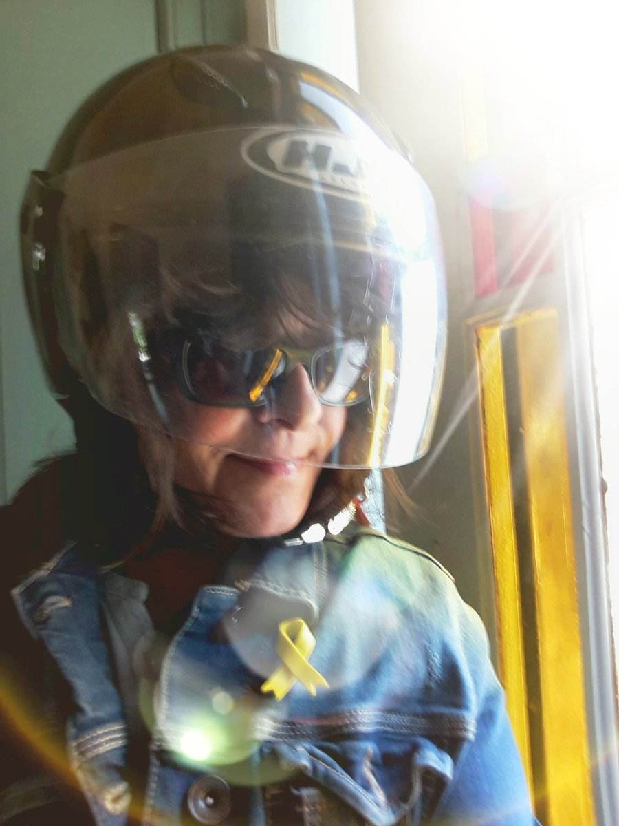 Giovanna Valls, con lazo amarillo, reclama que la dejen tranquila