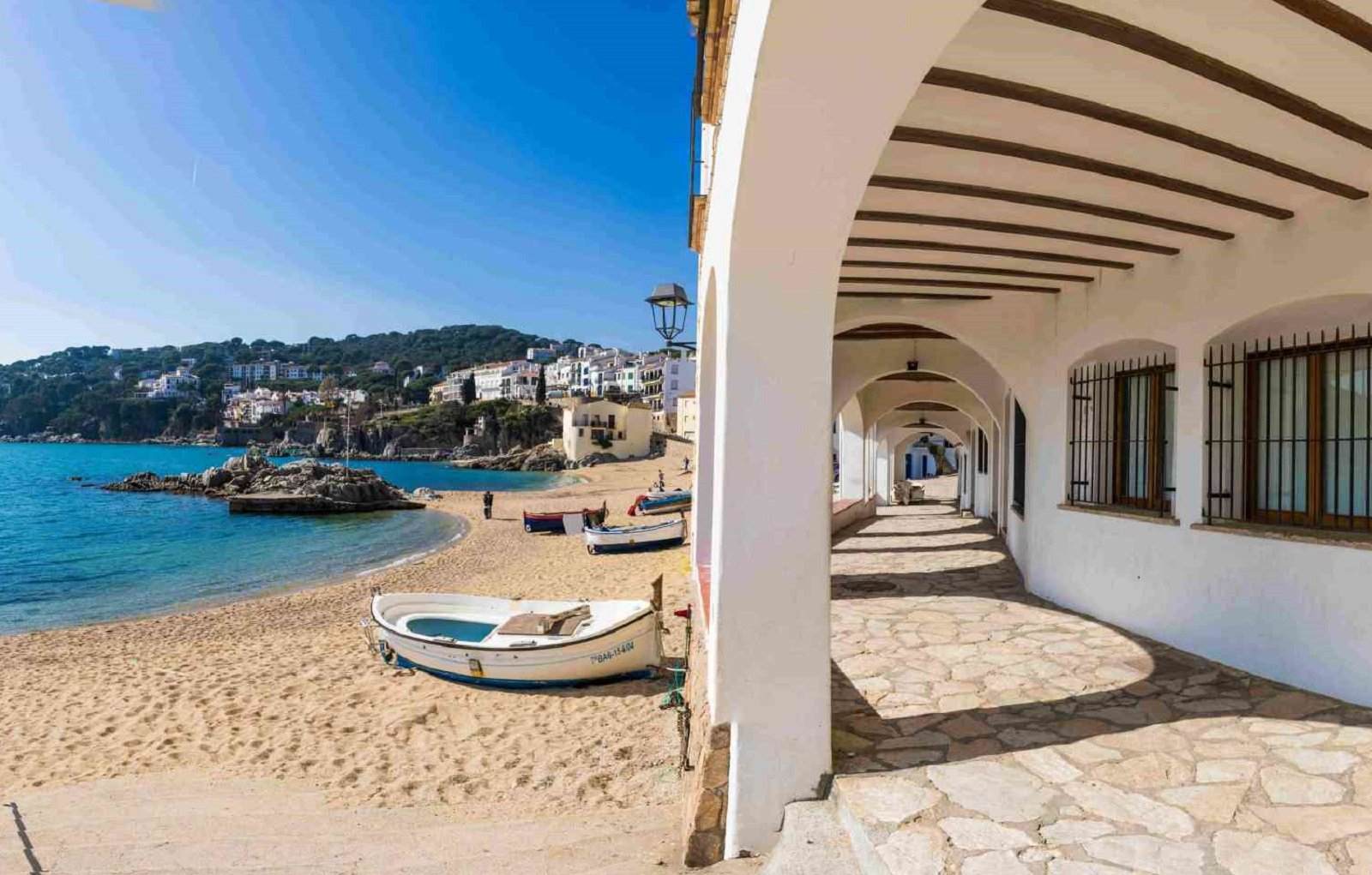 El restaurante de Calella de Palafrugell para comer y cenar toda la semana a primera línea de mar