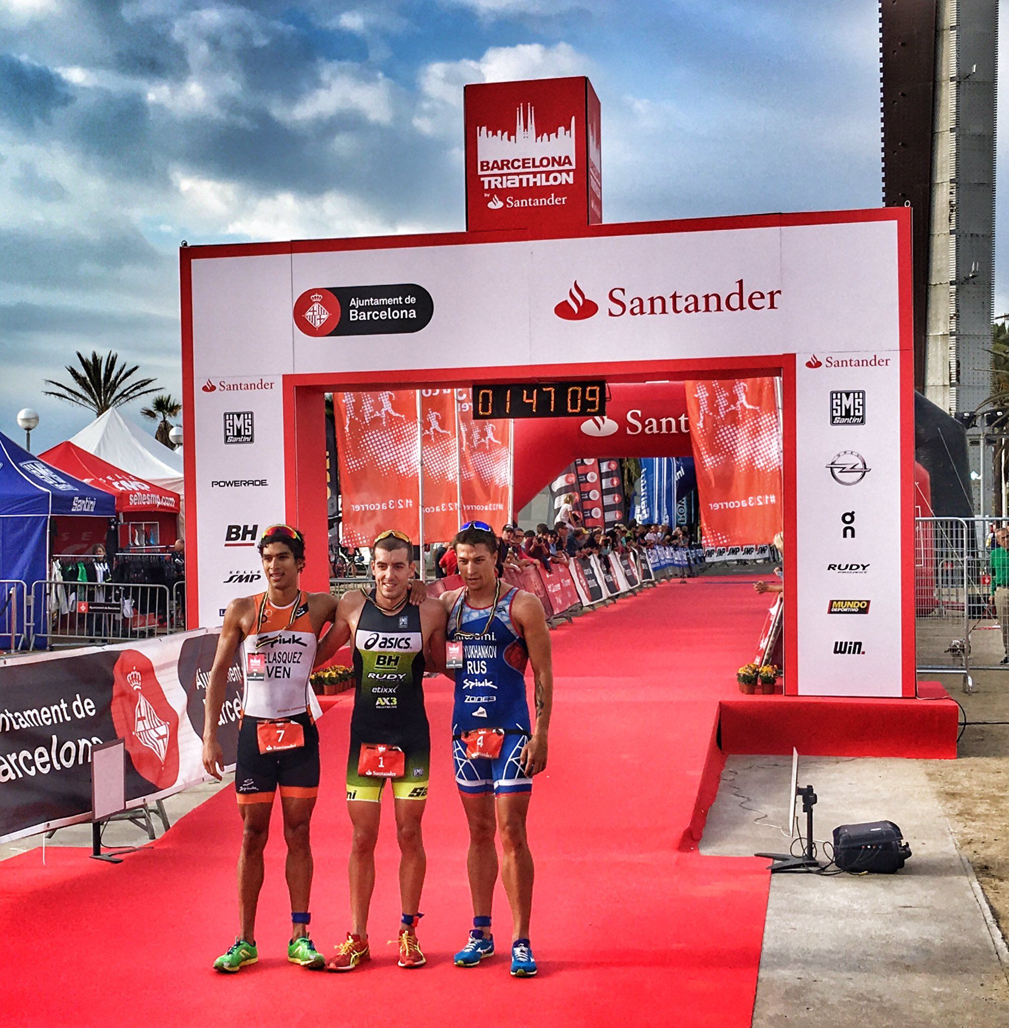 Alarza y Danilova, reyes del triatlón de Barcelona