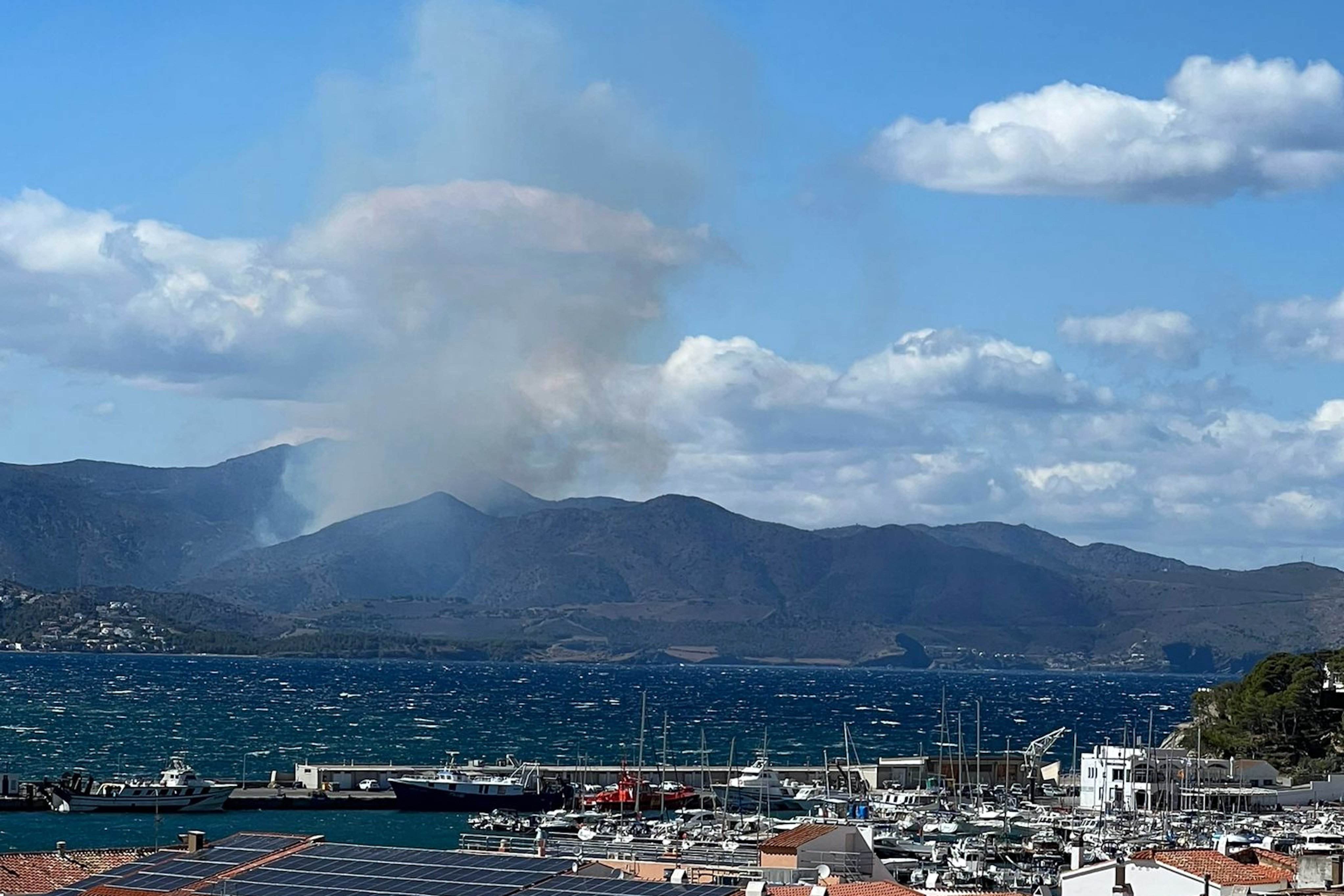 Incendi a Portbou: el foc avança sense control i obliga a confinar el municipi de Colera