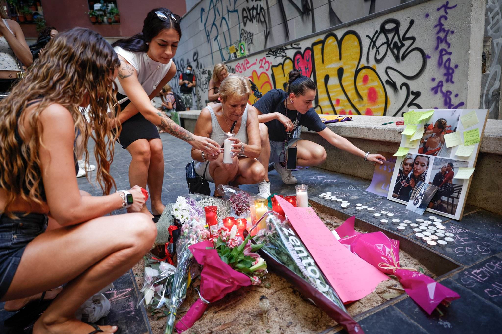 El Raval homenajea a Shamira, víctima mortal de la palmera: "Tenía toda la vida por delante"