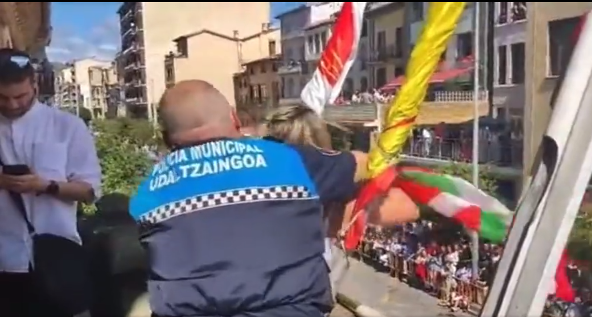 Sacan a la fuerza a una concejala de Bildu de un ayuntamiento de Navarra para enseñar la Ikurriña