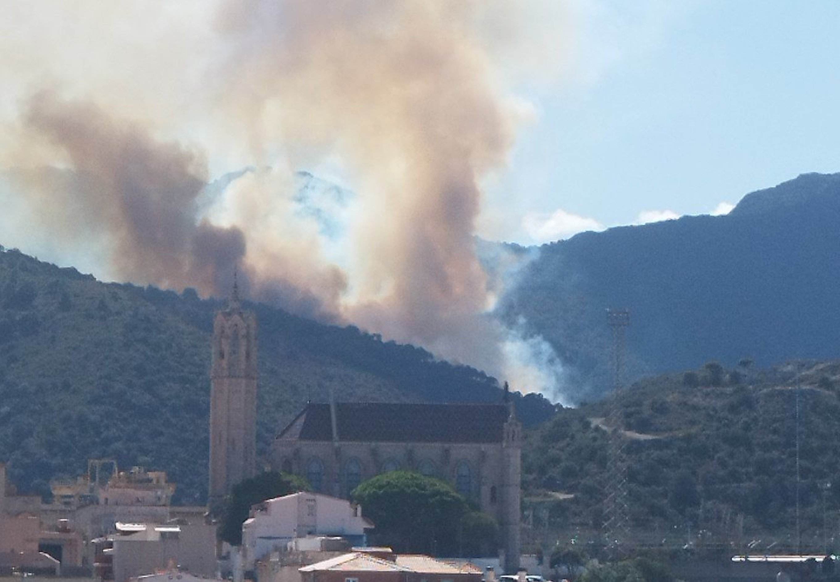 El viento de tramontana complica la extinción del fuego en Portbou, que ya ha quemado más de 433 hectáreas