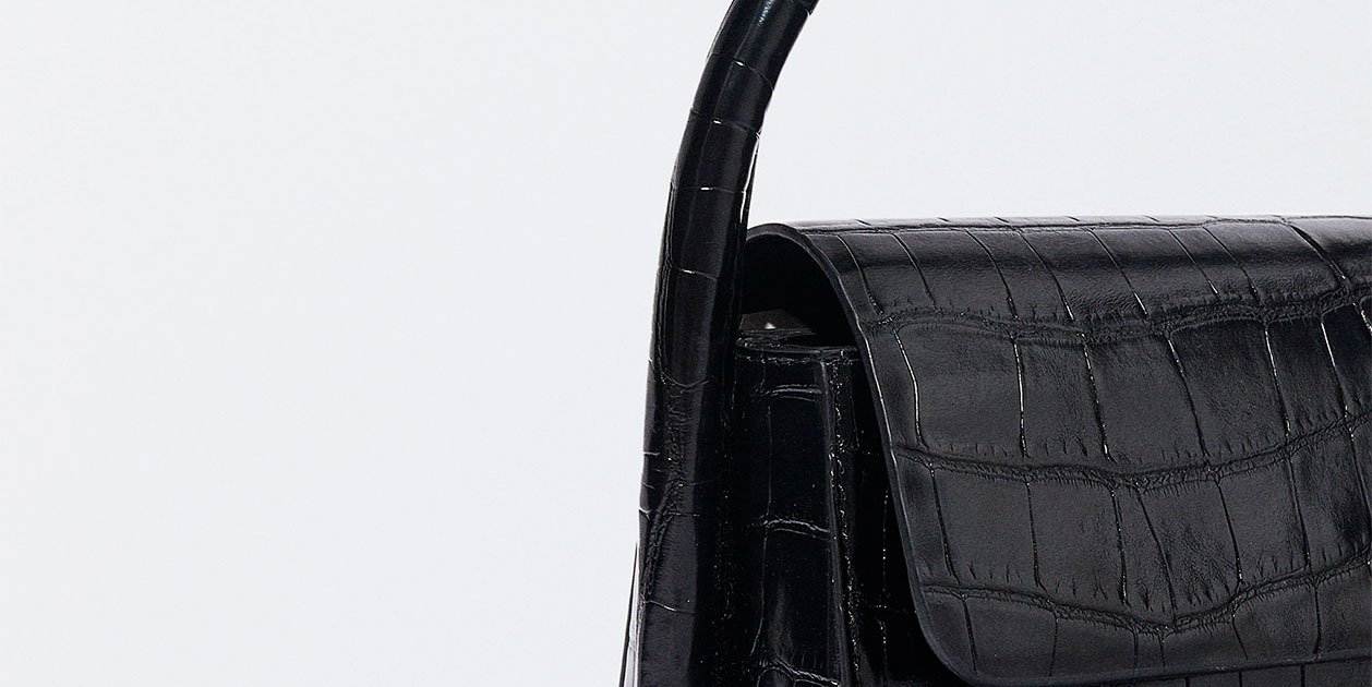 Es imposible no querer el nuevo bolso imitación piel de cocodrilo por 19,99 euros en Parfois