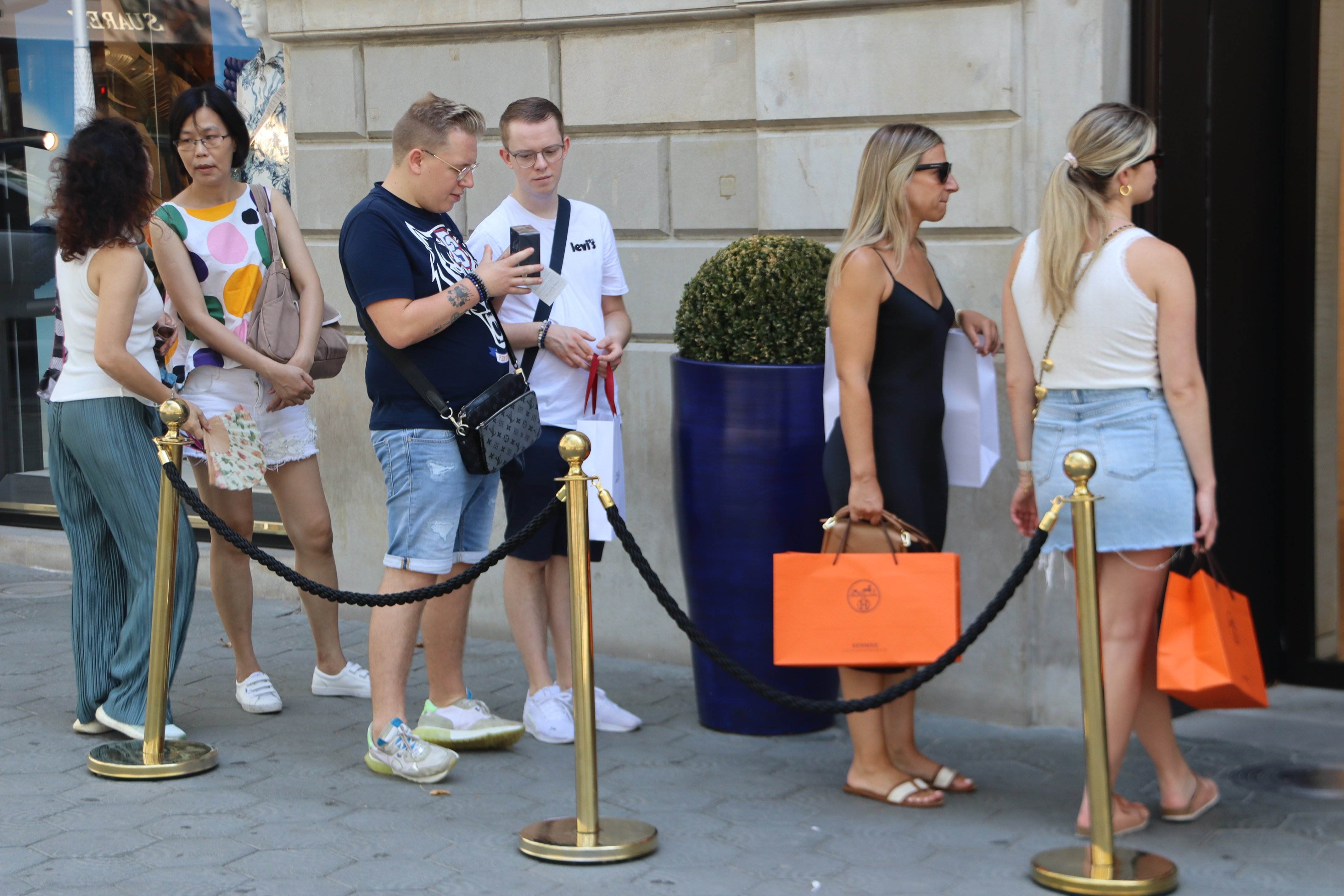 Colas para comprar en las tiendas de lujo de Barcelona: se busca consolidar el turismo norteamericano