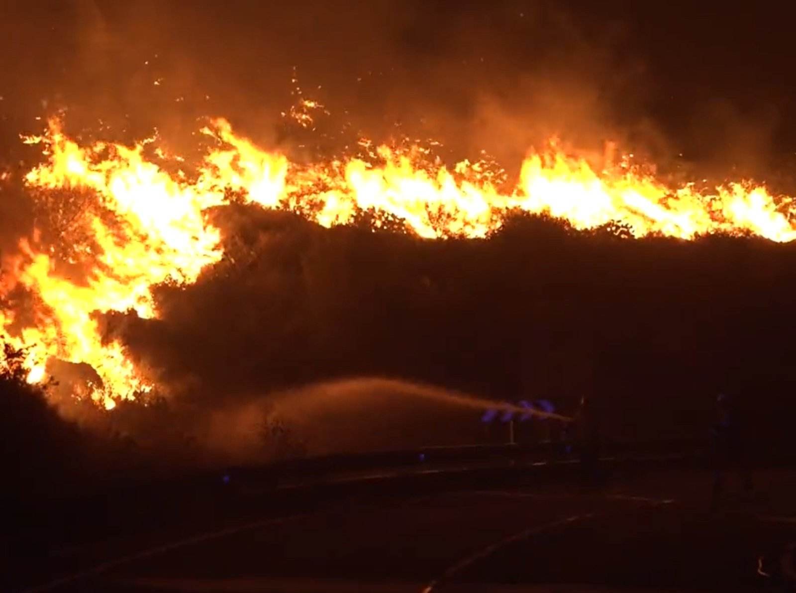 El incendio de Portbou sigue quemando y ha obligado a desalojar a más de 300 personas