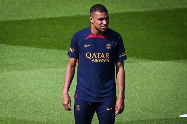 Kylian Mbappe entrenamiento serio PSG descartado / Foto: Europa Press - Matthieu Mirville