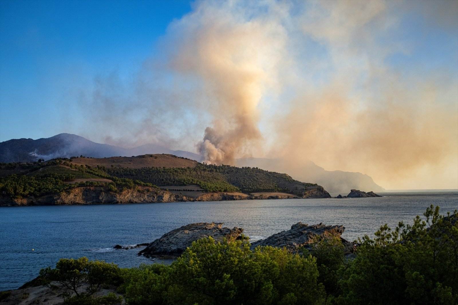 El incendio de Portbou, en imágenes