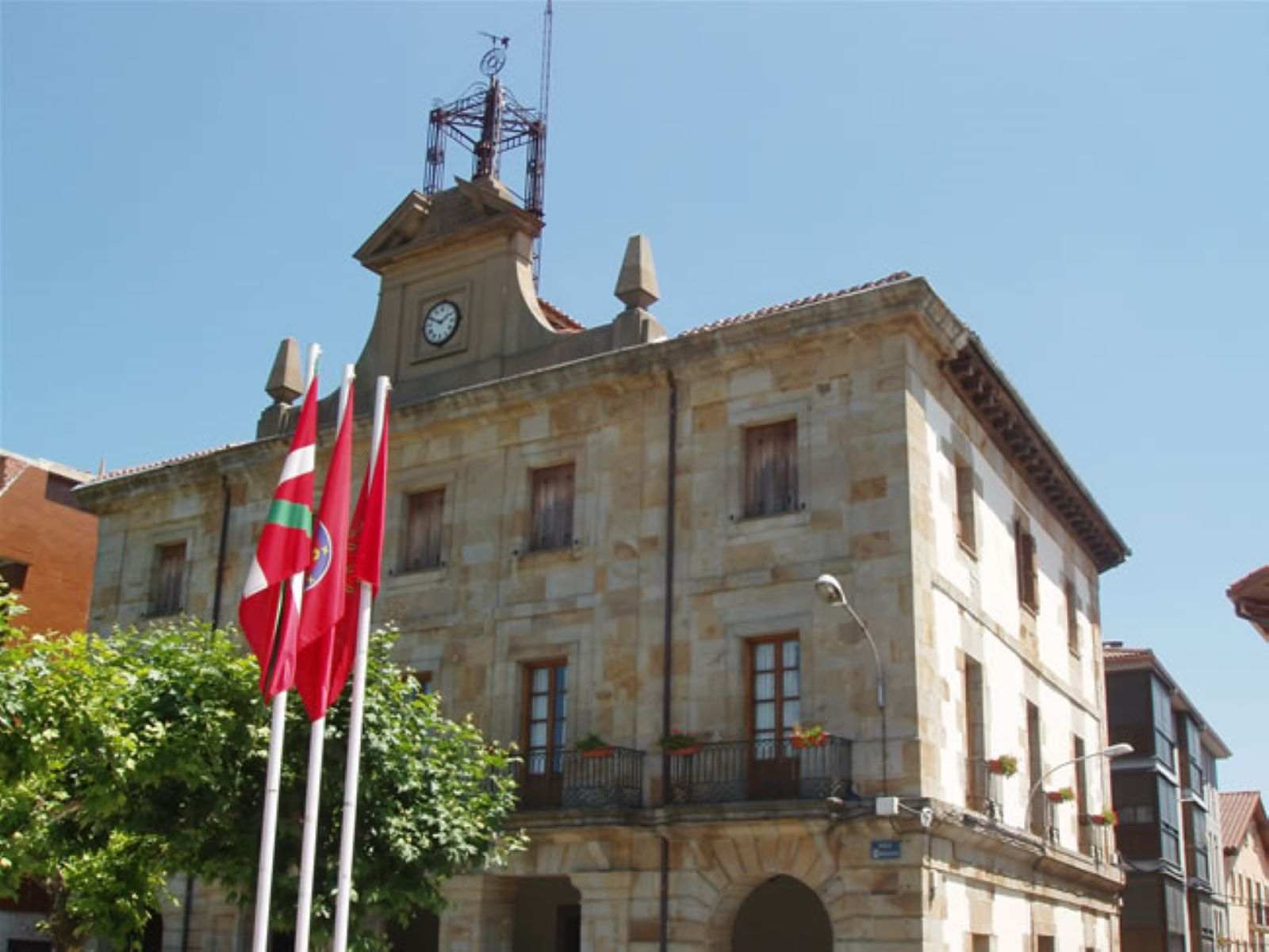 Guardias civiles llevan a la Audiencia Nacional el satírico 'Día del inútil' de un pueblo navarro