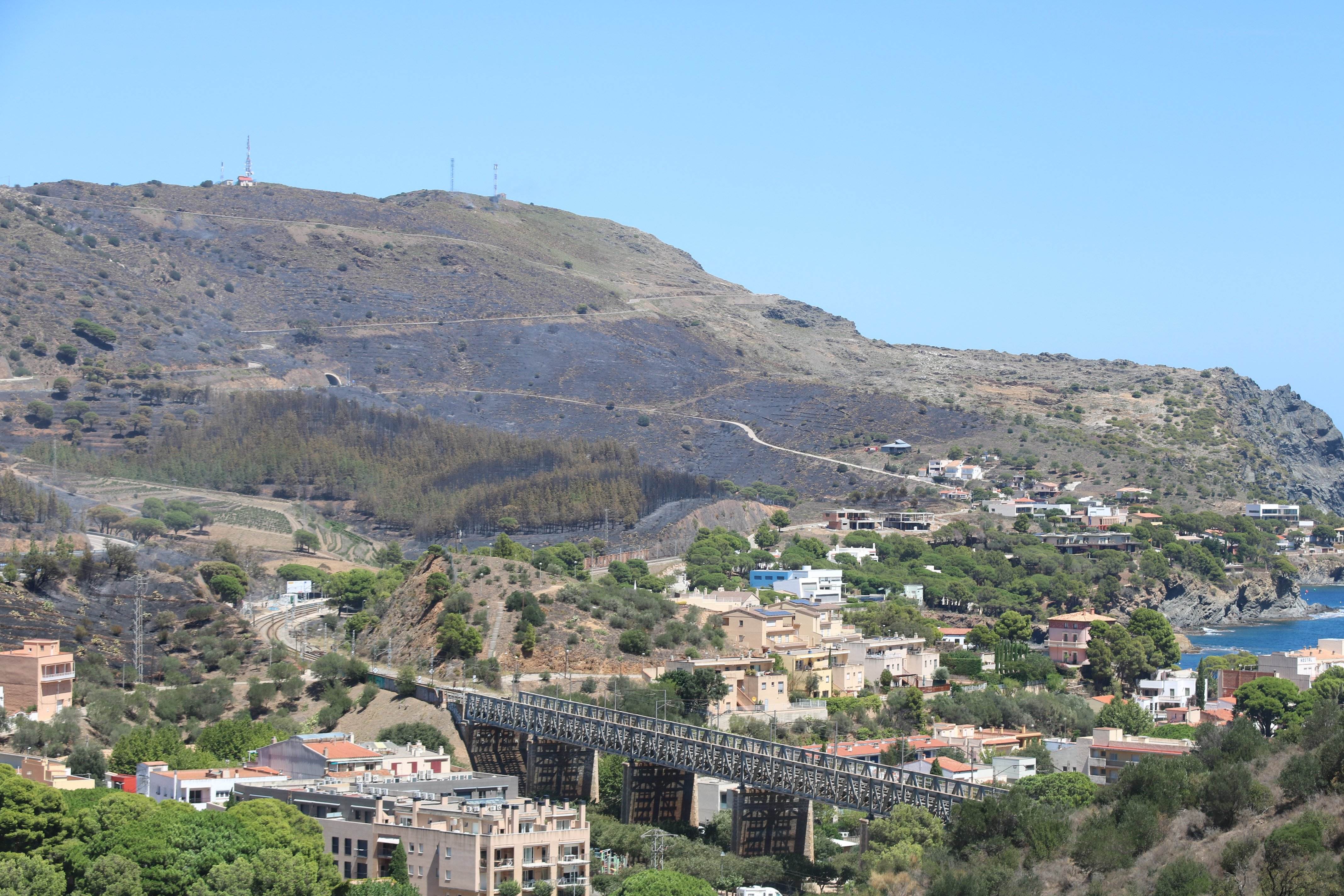 Los vecinos de Colera viven 24 horas de angustia: "El problema es la impotencia de no poder hacer nada"