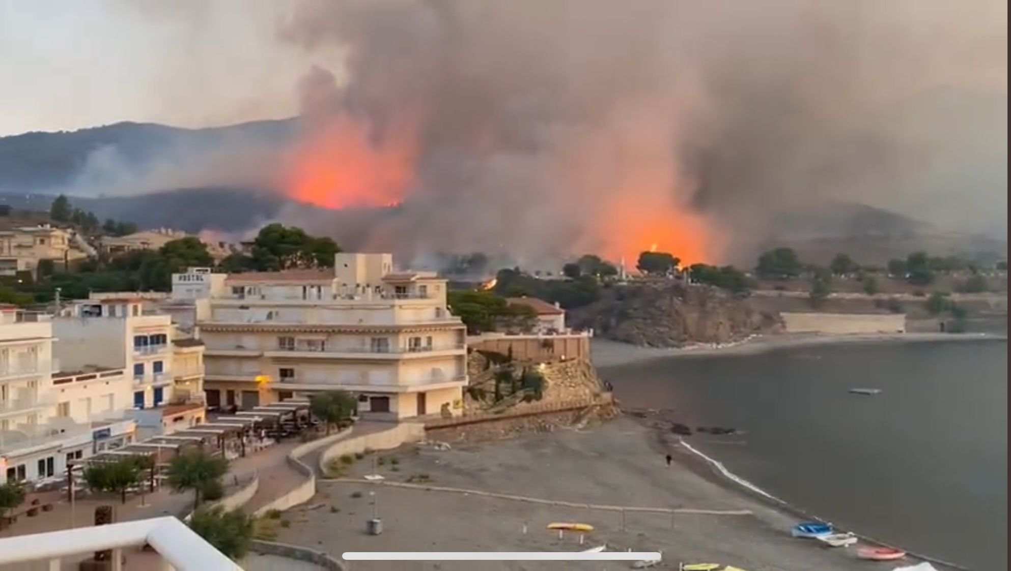 Diumenge encara amb tramuntana a l'incendi de Portbou i abundants núvols baixos a la platja