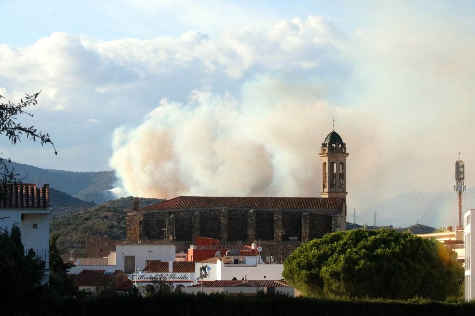 Incendio de Portbou: el viento ha provocado pequeñas reanudaciones que han retrasado las tareas de extinción