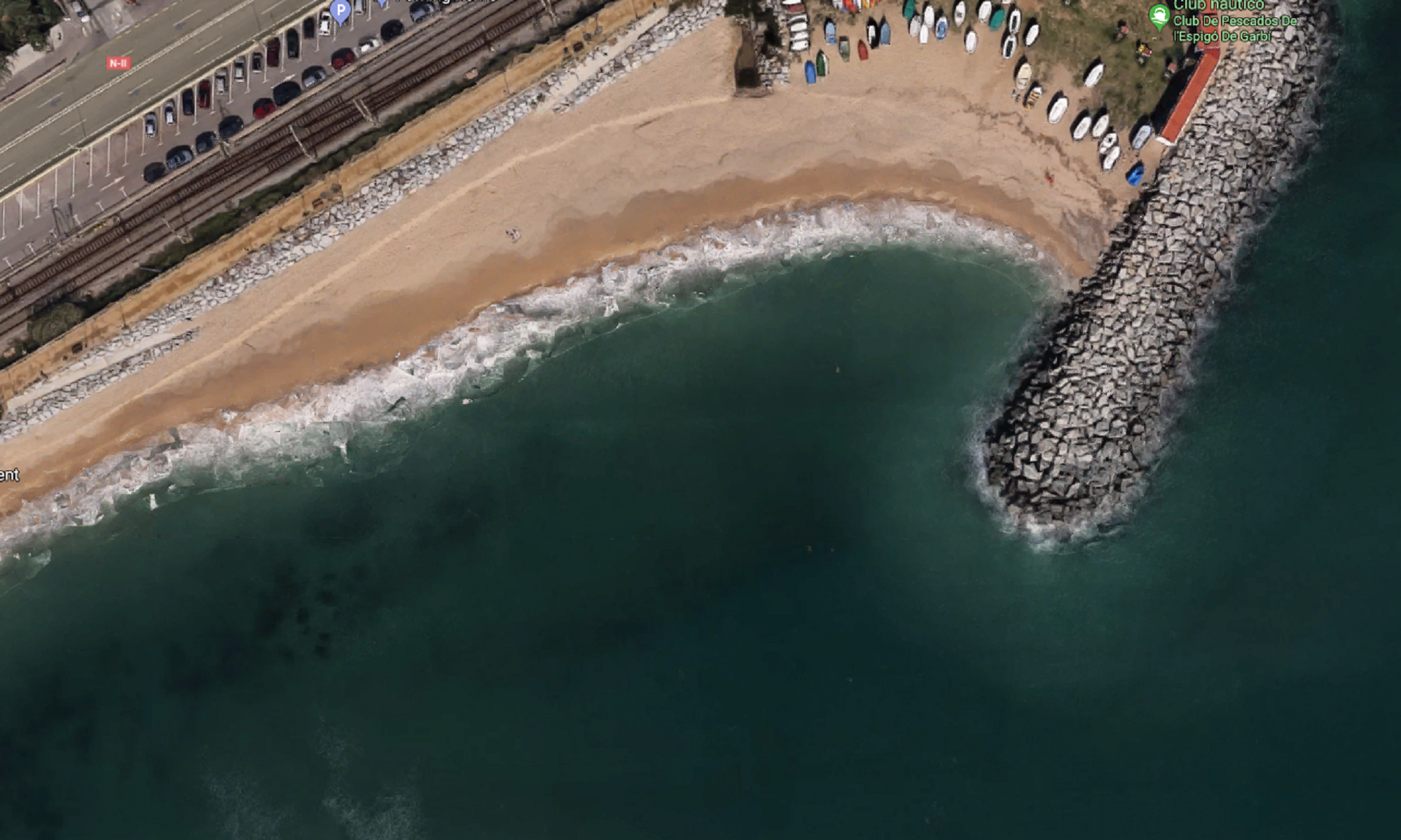Les meduses envaeixen la platja de Vilassar de Mar