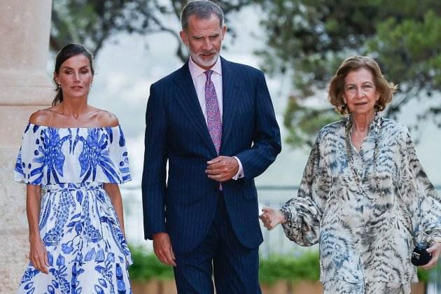 Felipe VI entre Letizia y Sofía