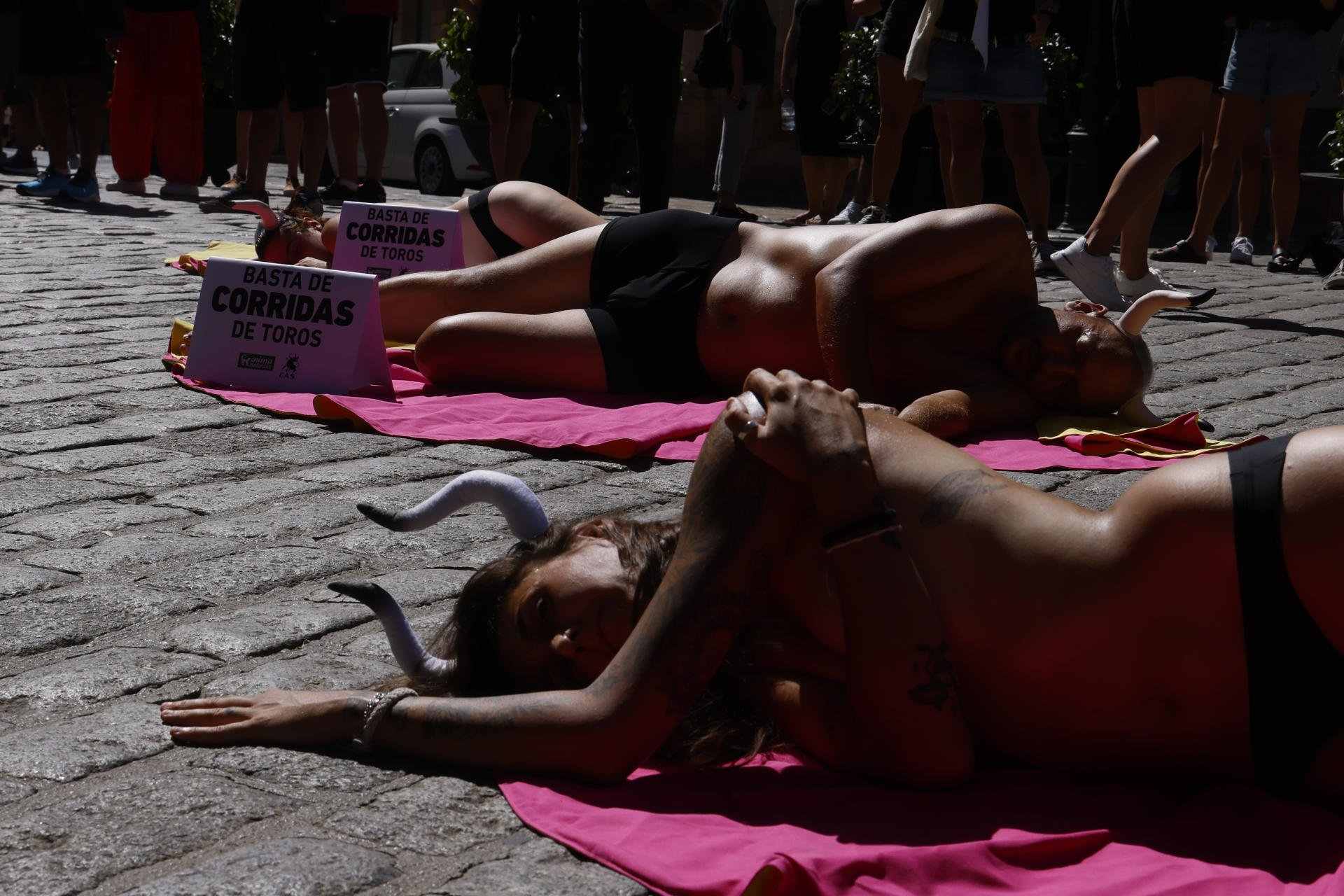 Activistas se desnudan para protestar contra los toros en Palma