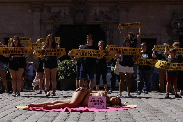 Activistas desnudos protesta toros Palma / Efe Activistas desnudos protesta toros Palma / Efe